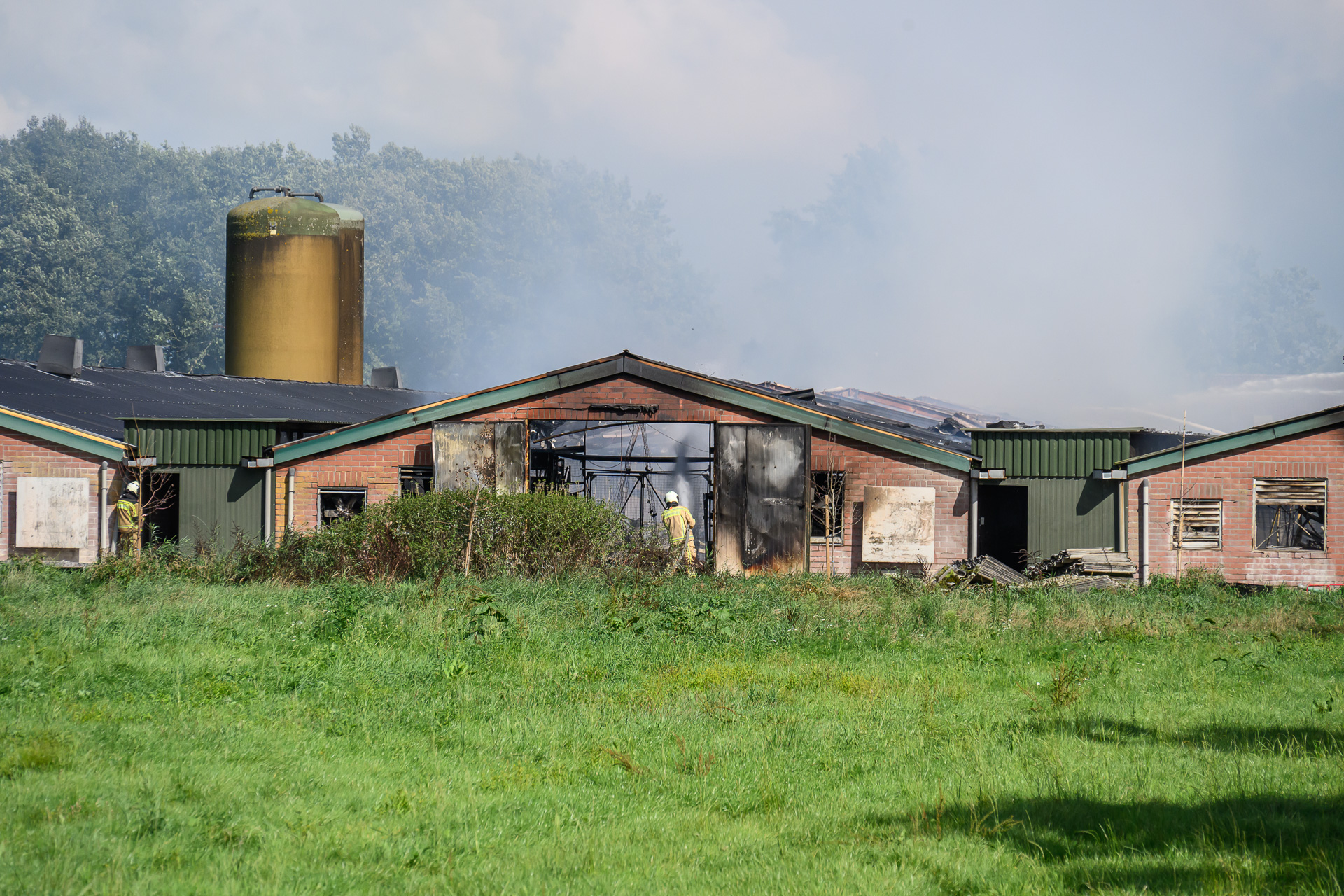 Brand in grote kippenstal België, rook en stank in groot deel van Brabant