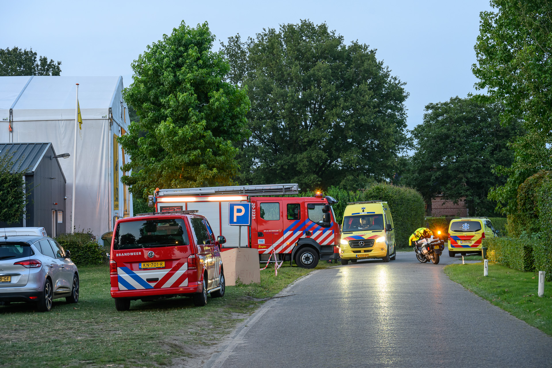 Man valt van steiger in corsotent