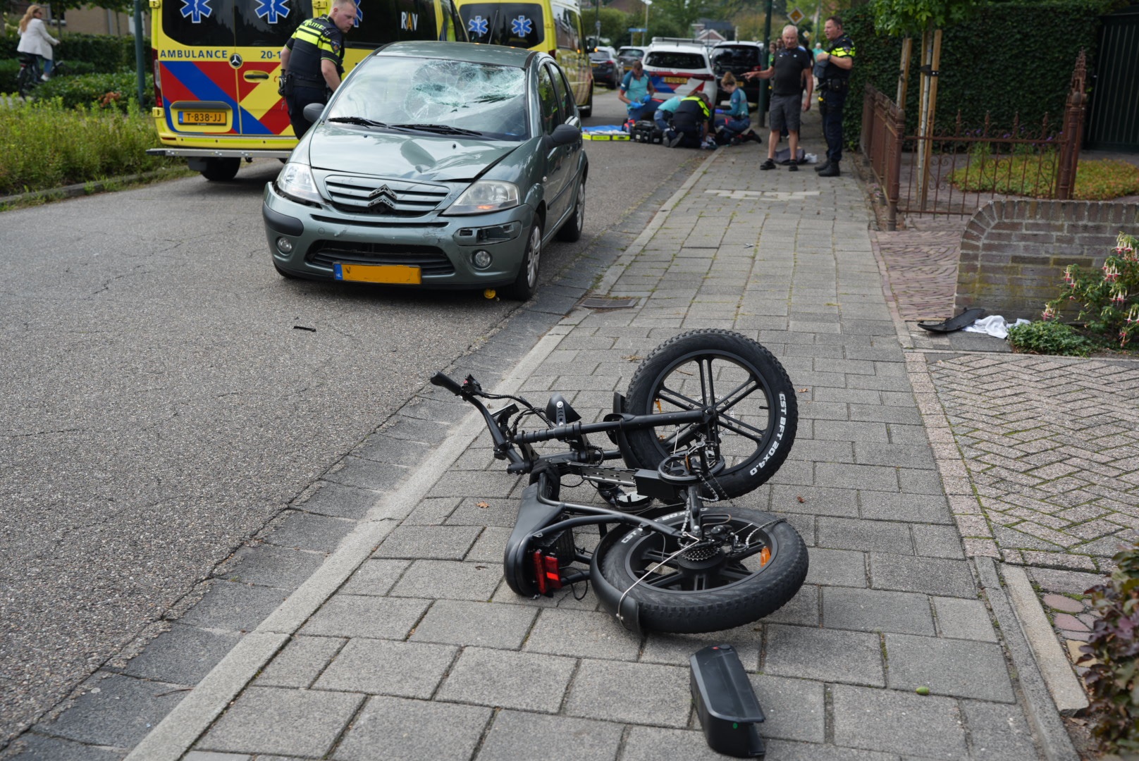 Jongen (15) op fatbike zwaargewond na botsing met auto