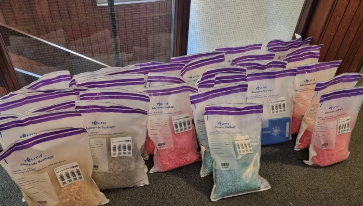 100 kilo harddrugs gevonden in woningen, man en vrouw aangehouden