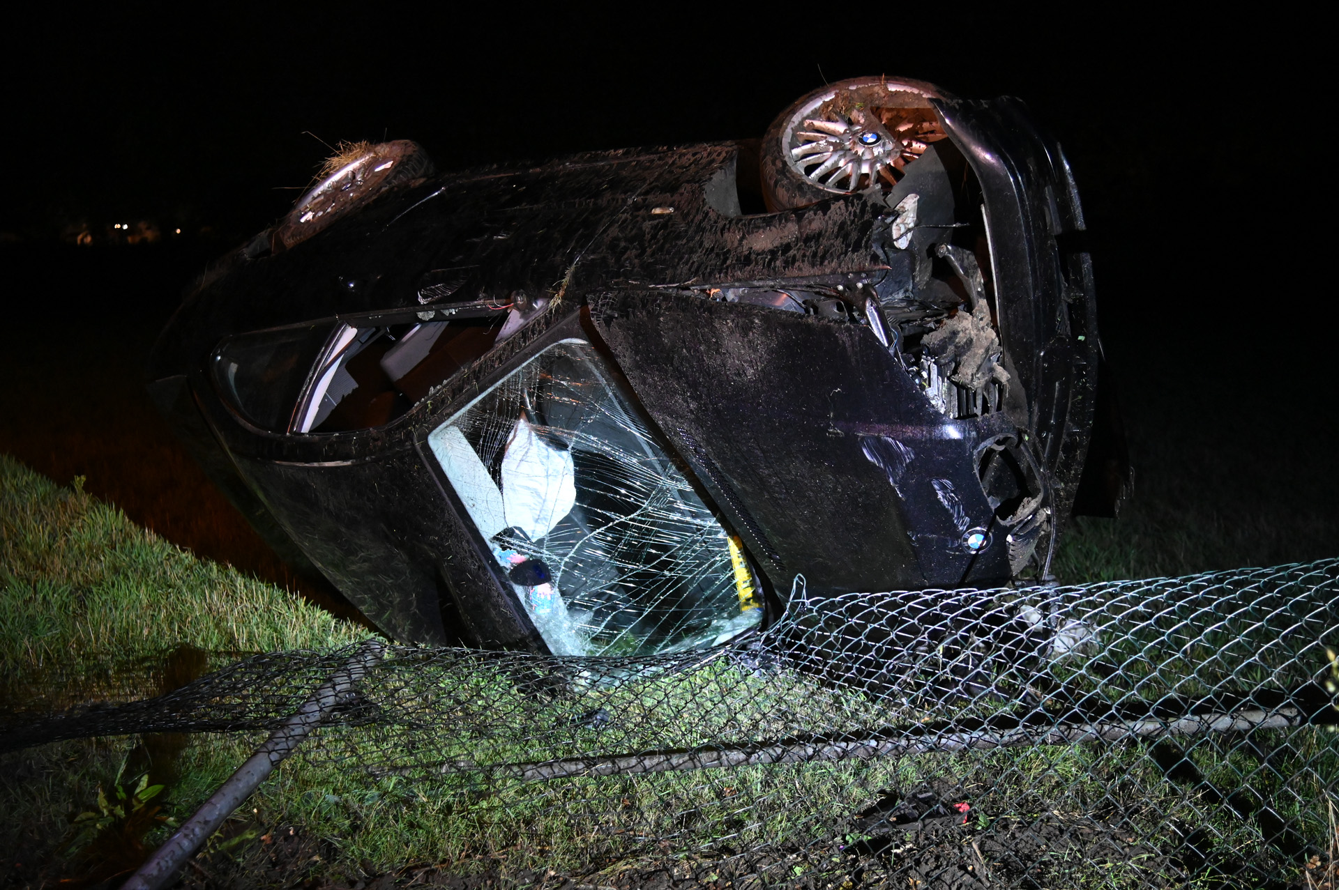 Auto botst tegen boom en belandt in weiland, bestuurder gewond