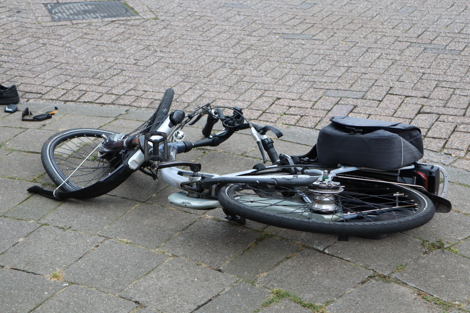 Fietsster zwaargewond na aanrijding door auto