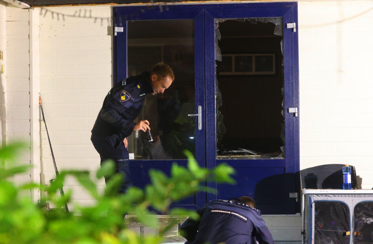 Explosief ontploft bij chalet, bewoner krijgt glassplinters in gezicht