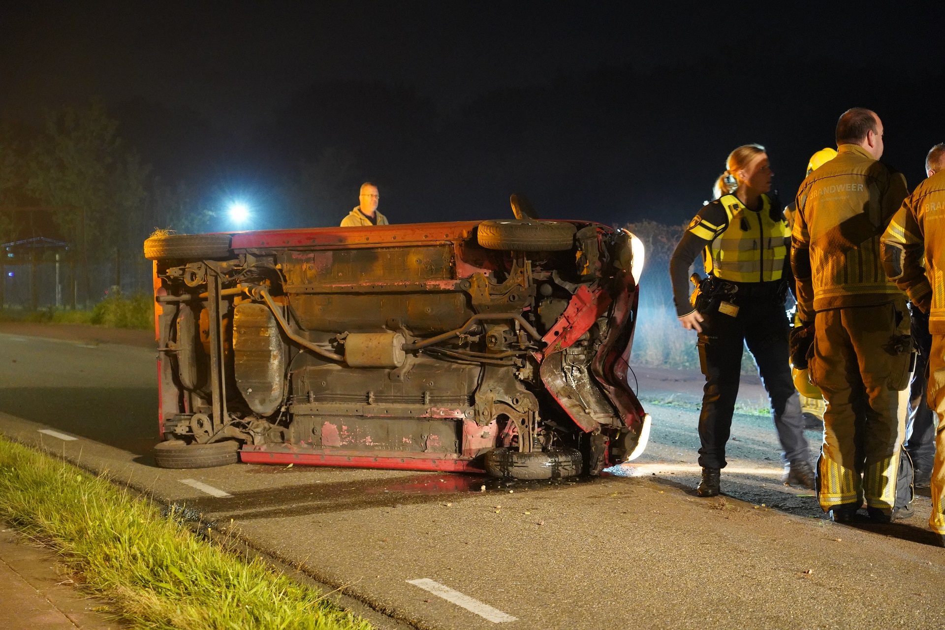 Auto op z’n kant na ongeval, bestuurder gevlucht