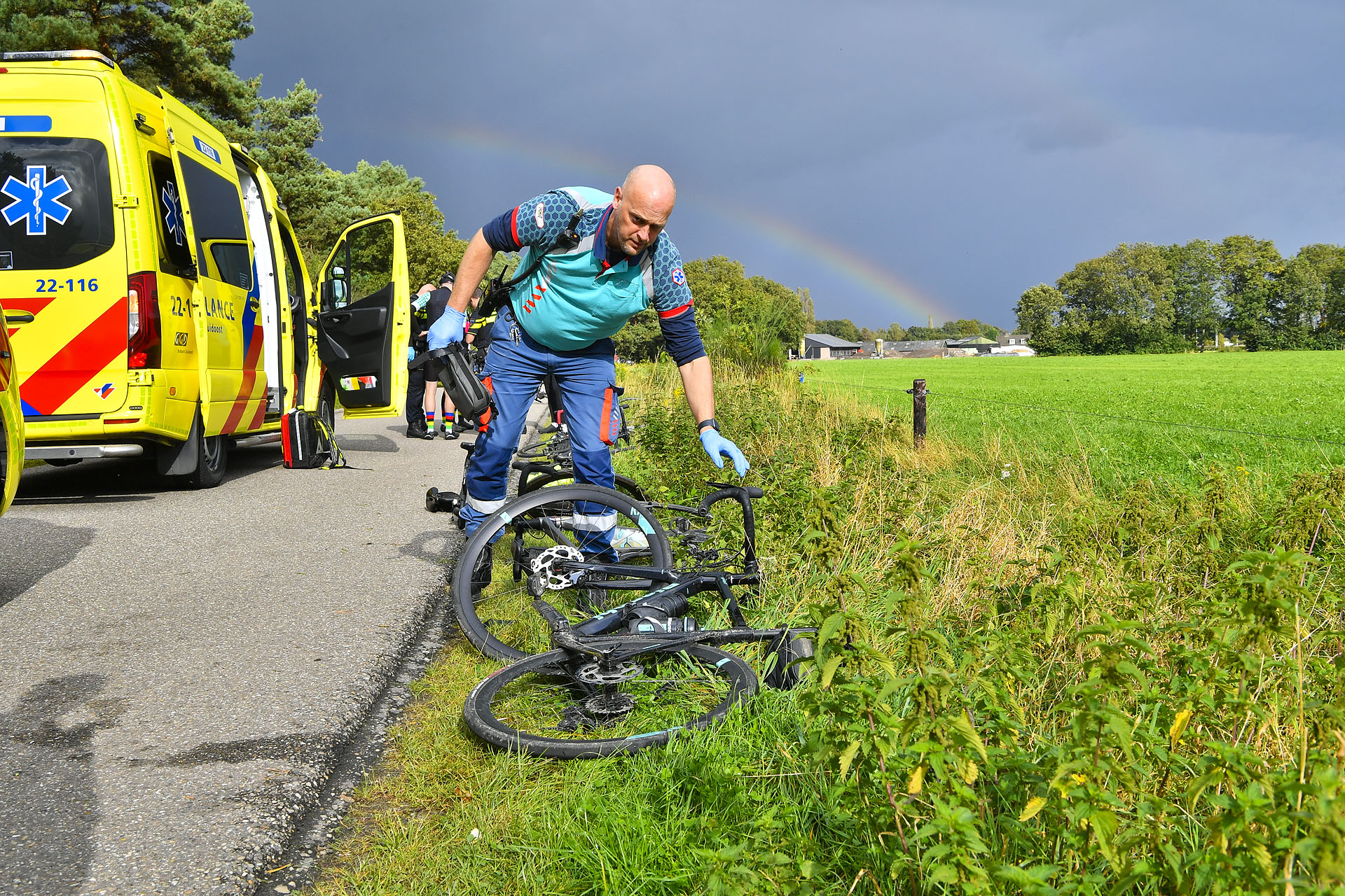 Wielrenners ten val na botsing, twee gewond naar ziekenhuis