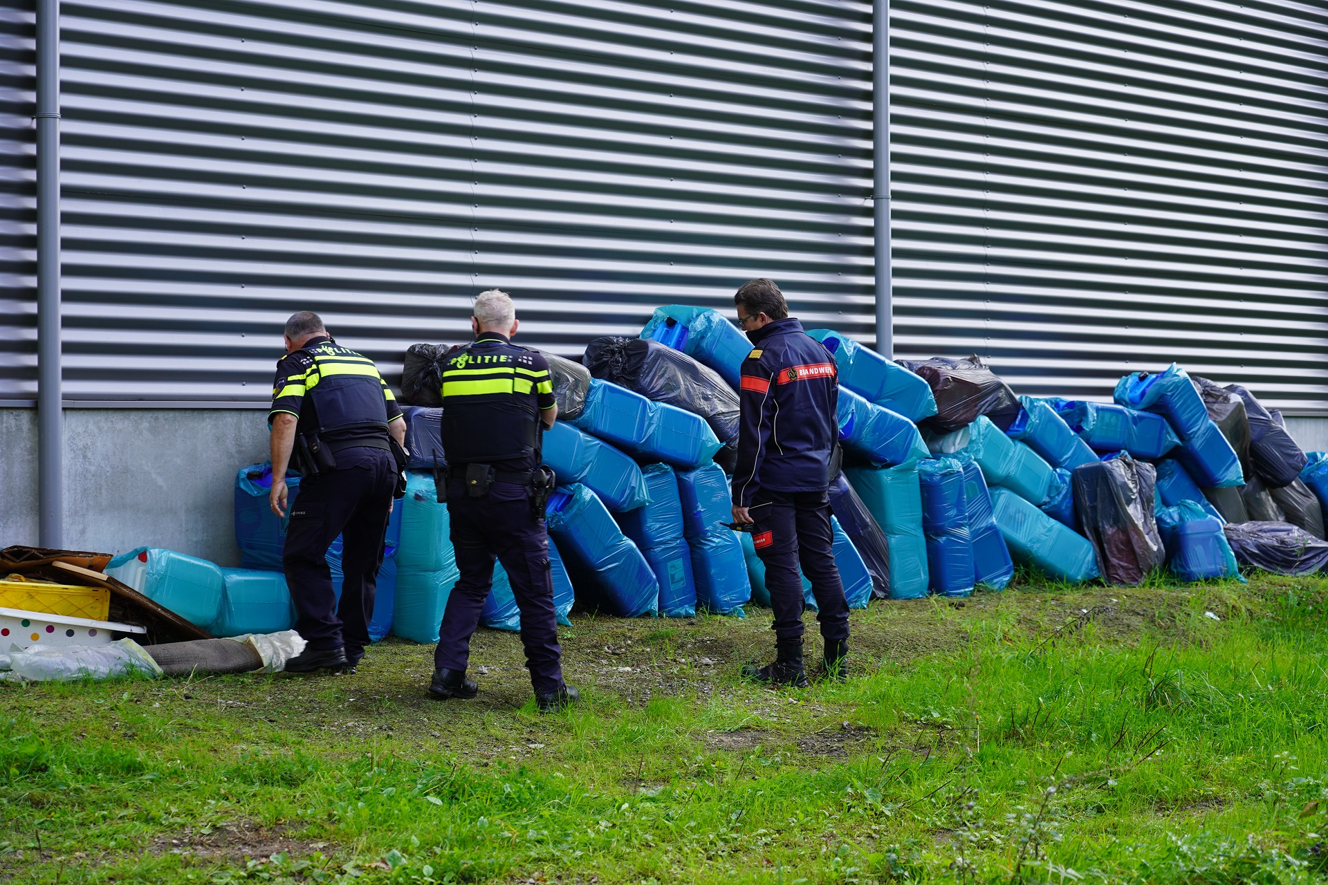 Zeker 164 vaten aangetroffen achter bedrijfspand, inhoud vermoedelijk gebruikt bij productie GHB