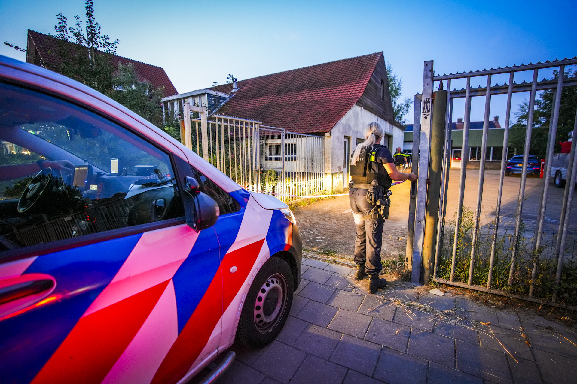 Politie doet inval in loods en woning en treft spullen voor bouw van drugslab