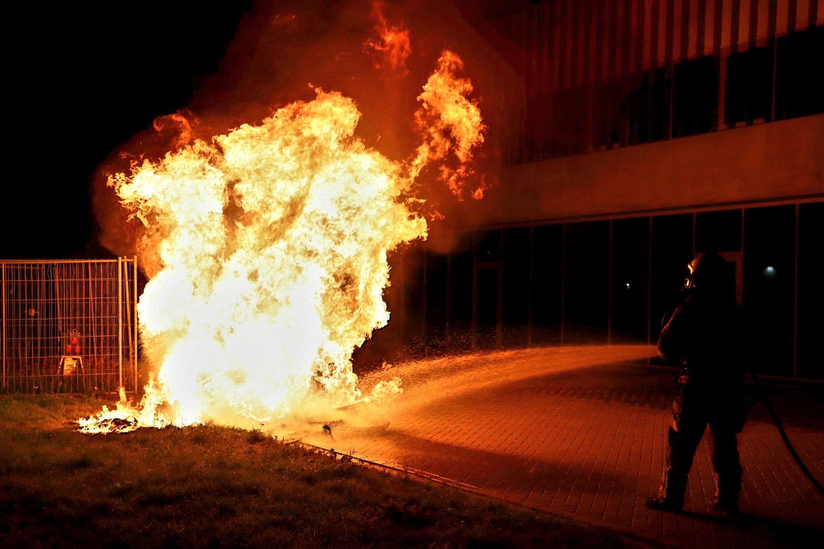 Metershoge vlammen door brand in mobiel toilet