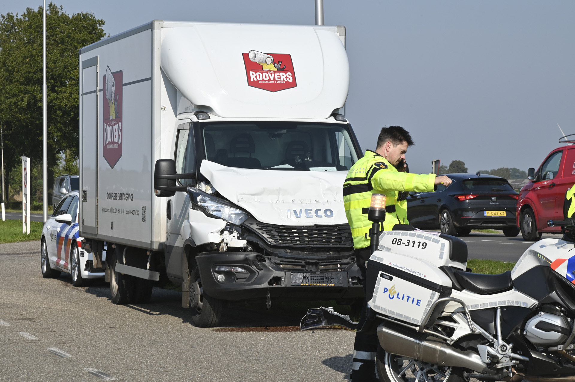 Chauffeur van bakwagen gewond na botsing met vrachtwagen