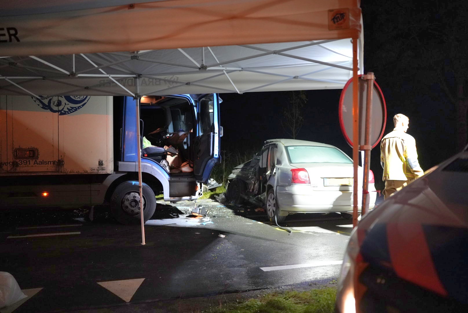 Automobilist (59) overleden na botsing met vrachtwagen