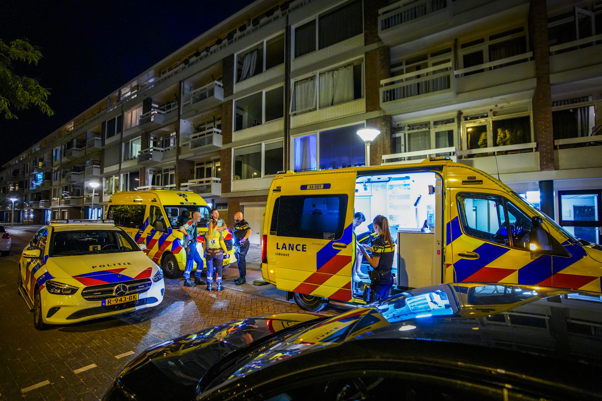 Twee gewonden bij steekincident in woning, vermoedelijk ruzie in huiselijke sfeer
