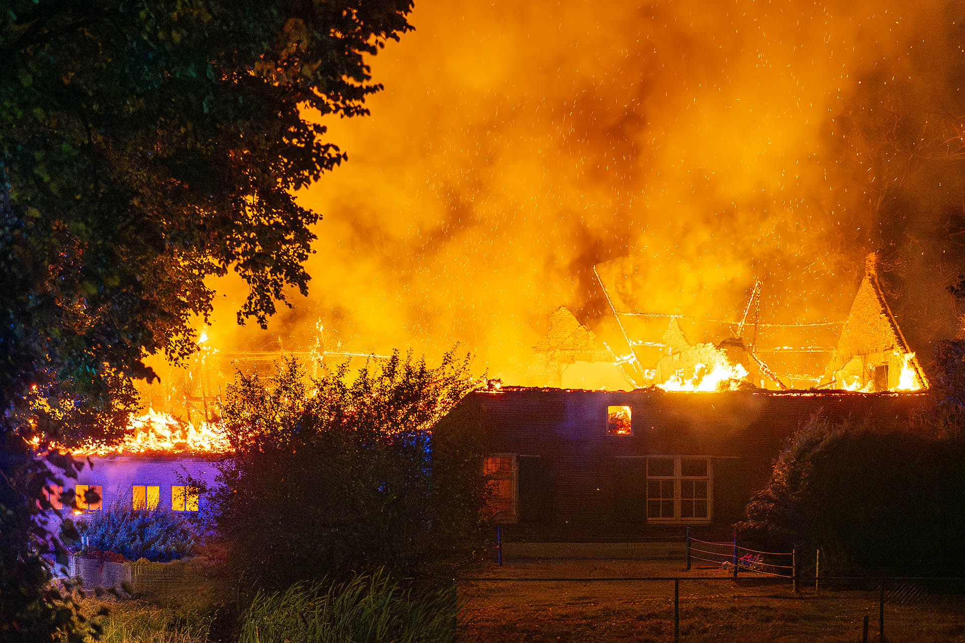 Meer dan 150 jaar oude woonboerderij gaat in vlammen op