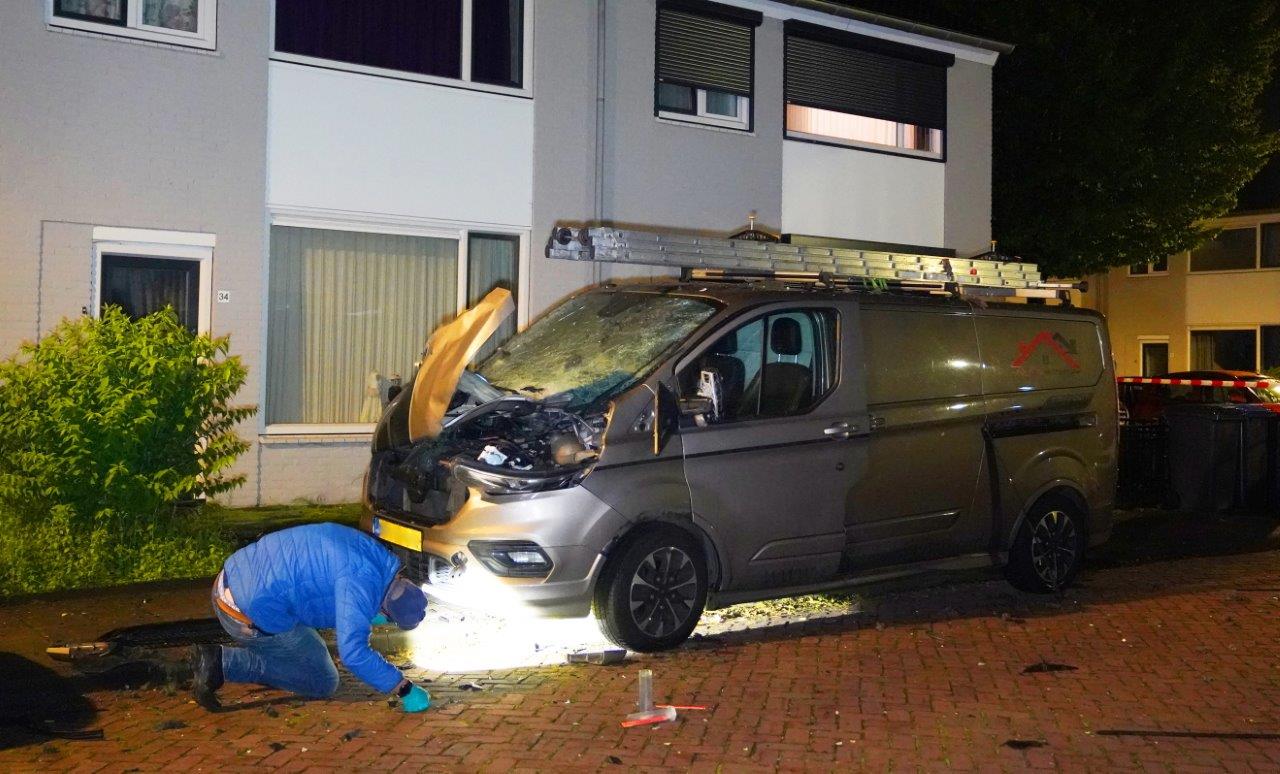 Drie explosies na elkaar, huis en bedrijfsbussen beschadigd