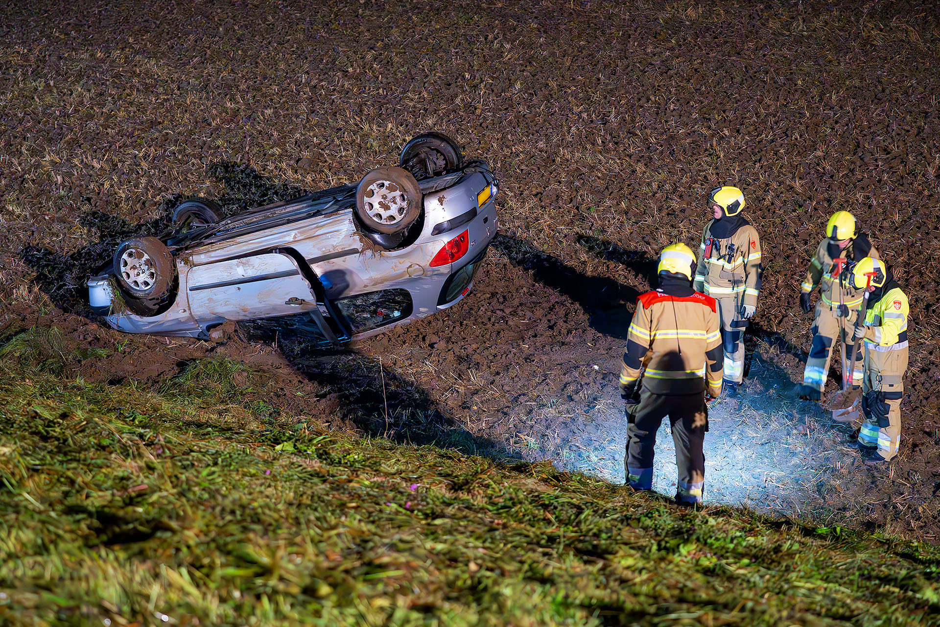 Auto rolt van dijk, bestuurder slechts lichtgewond