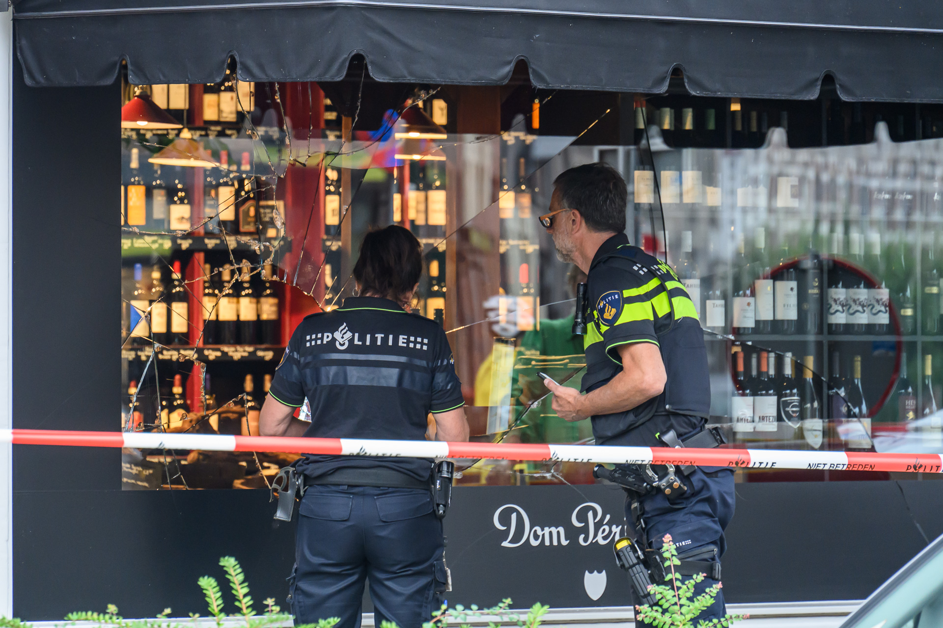 Ruit van wijnhandel ingeslagen, politie doet onderzoek