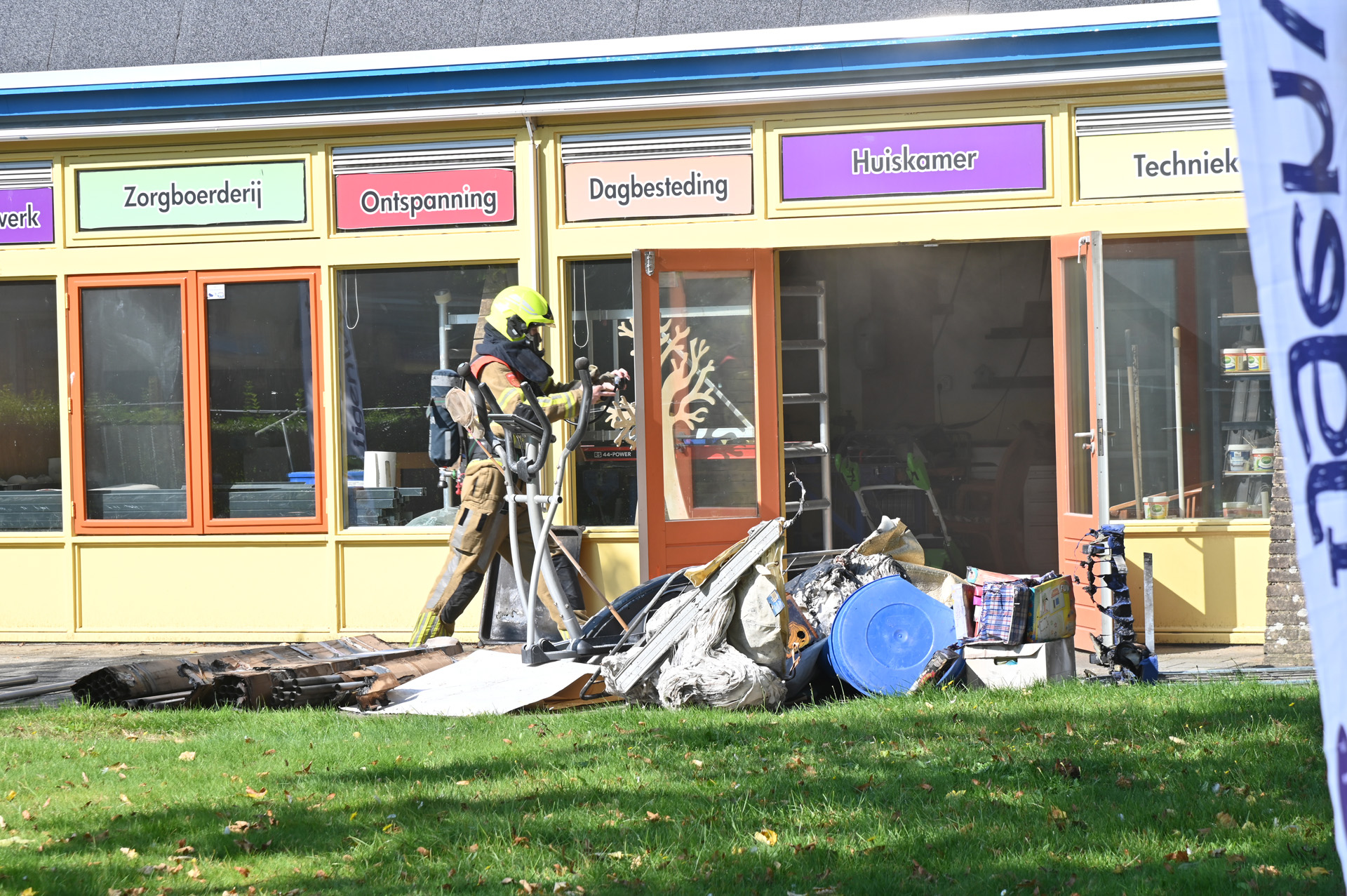 Dagbesteding in ontruimd nadat papierbak in brand vliegt