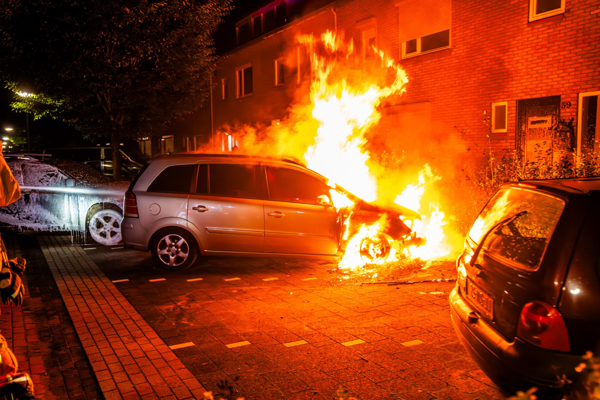 Auto brandt volledig uit, politie doet onderzoek naar oorzaak