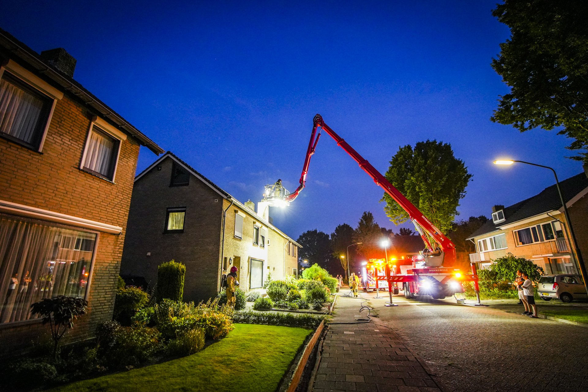 Schoorsteen verstopt, woning vol rook en brand op zolder