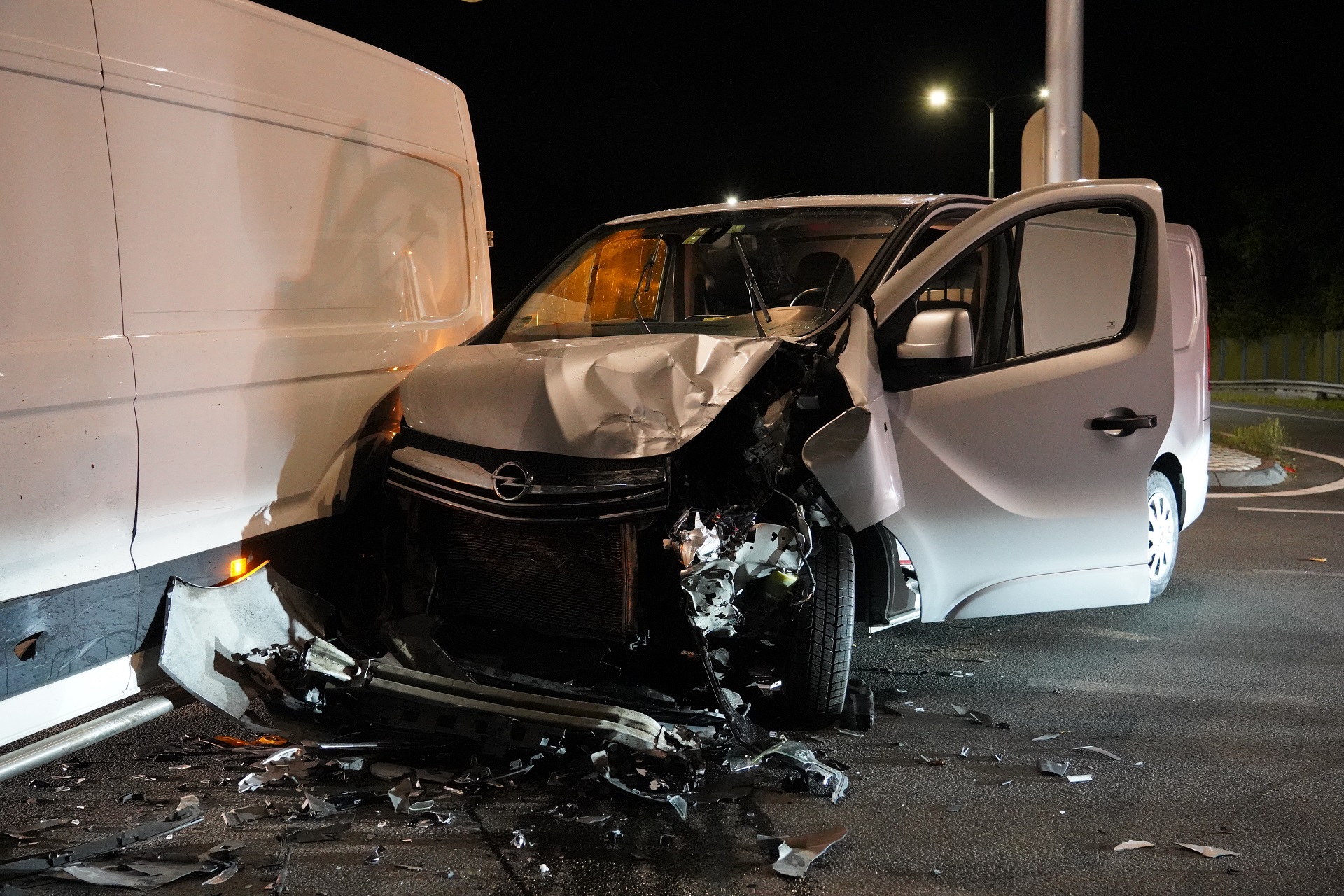 Veel schade na botsing tussen bestelbussen, chauffeur gewond