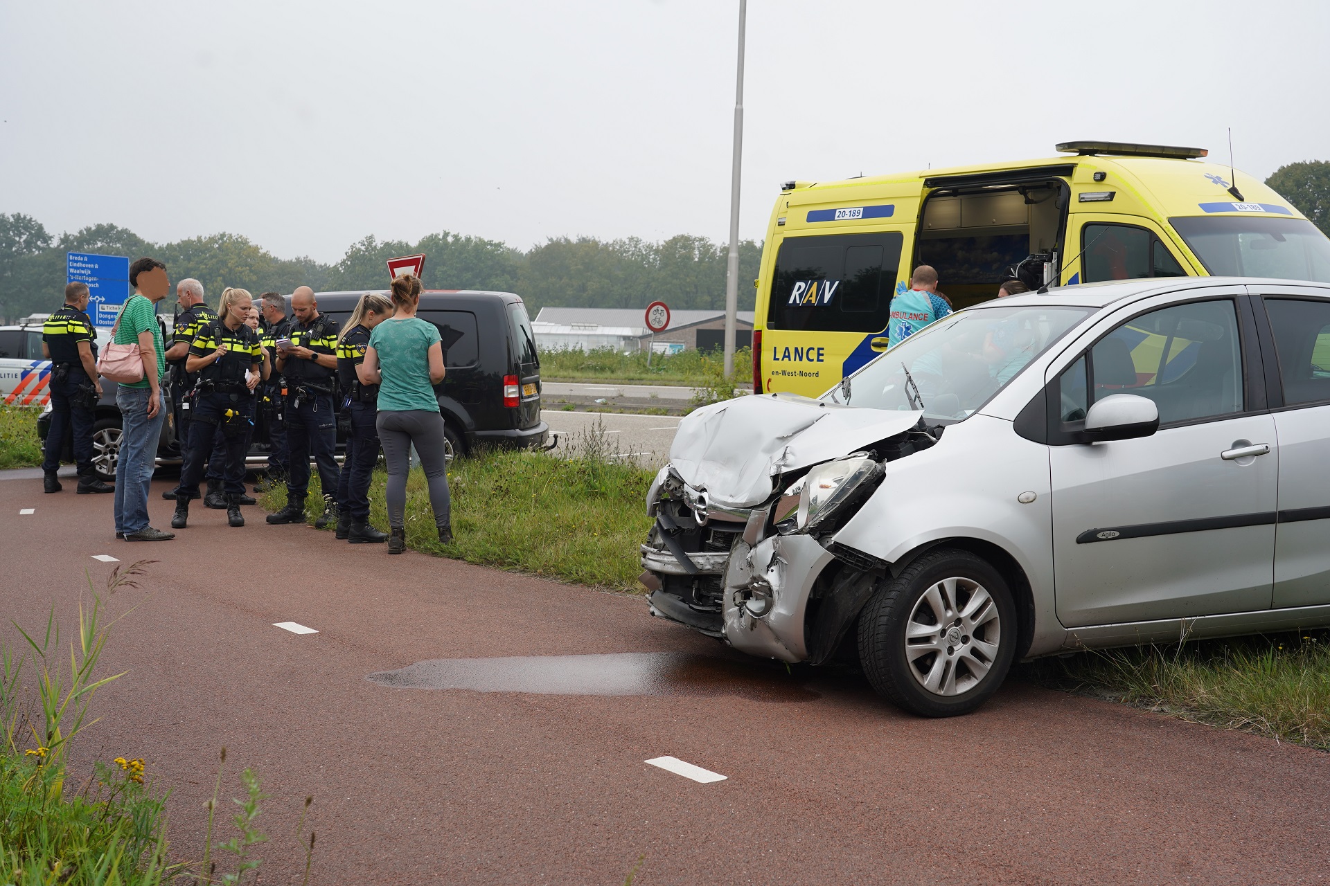 Vrouw lichtgewond na botsing op kruising