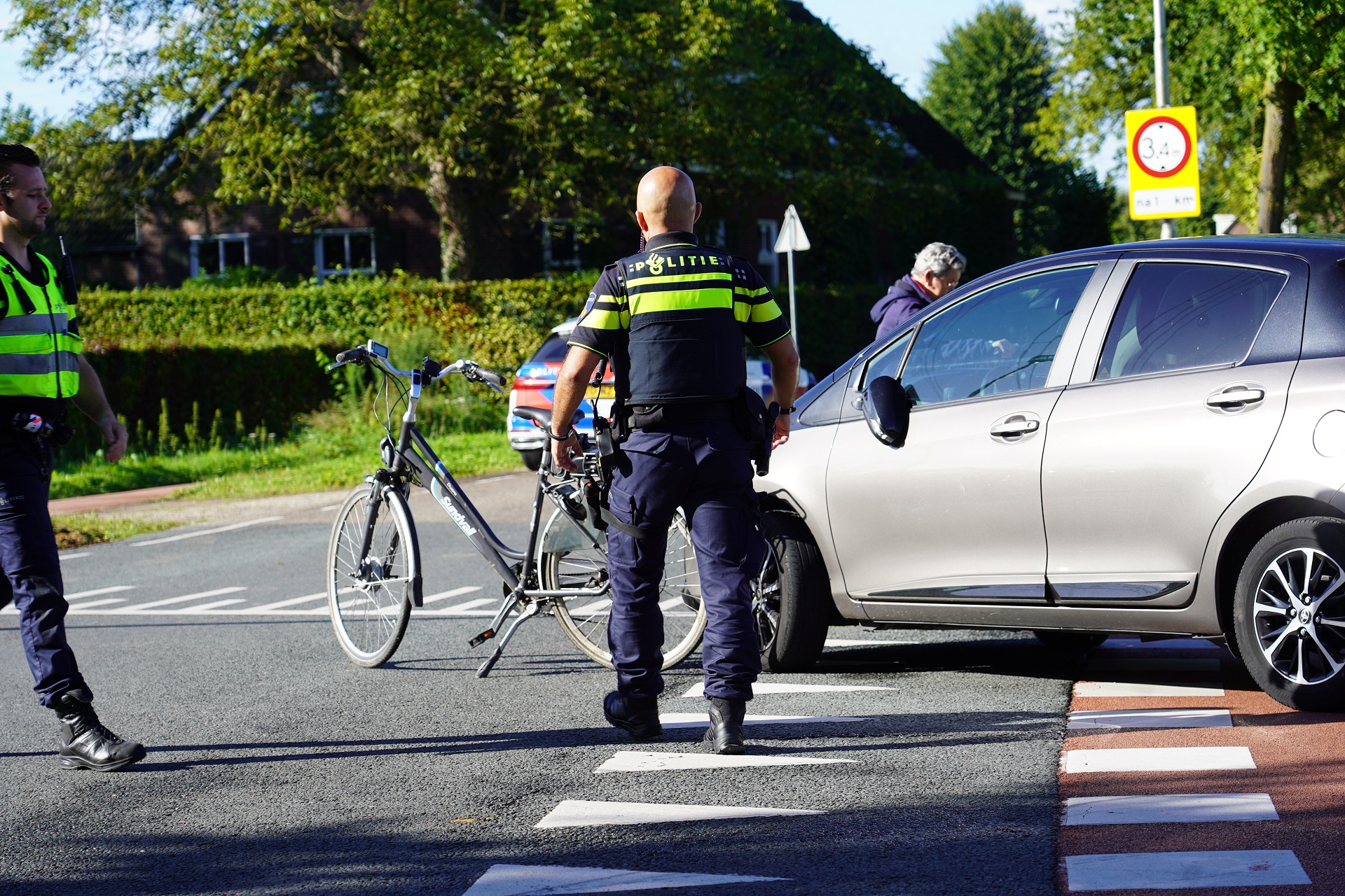 Fietser geschept door auto, slachtoffer met spoed naar ziekenhuis