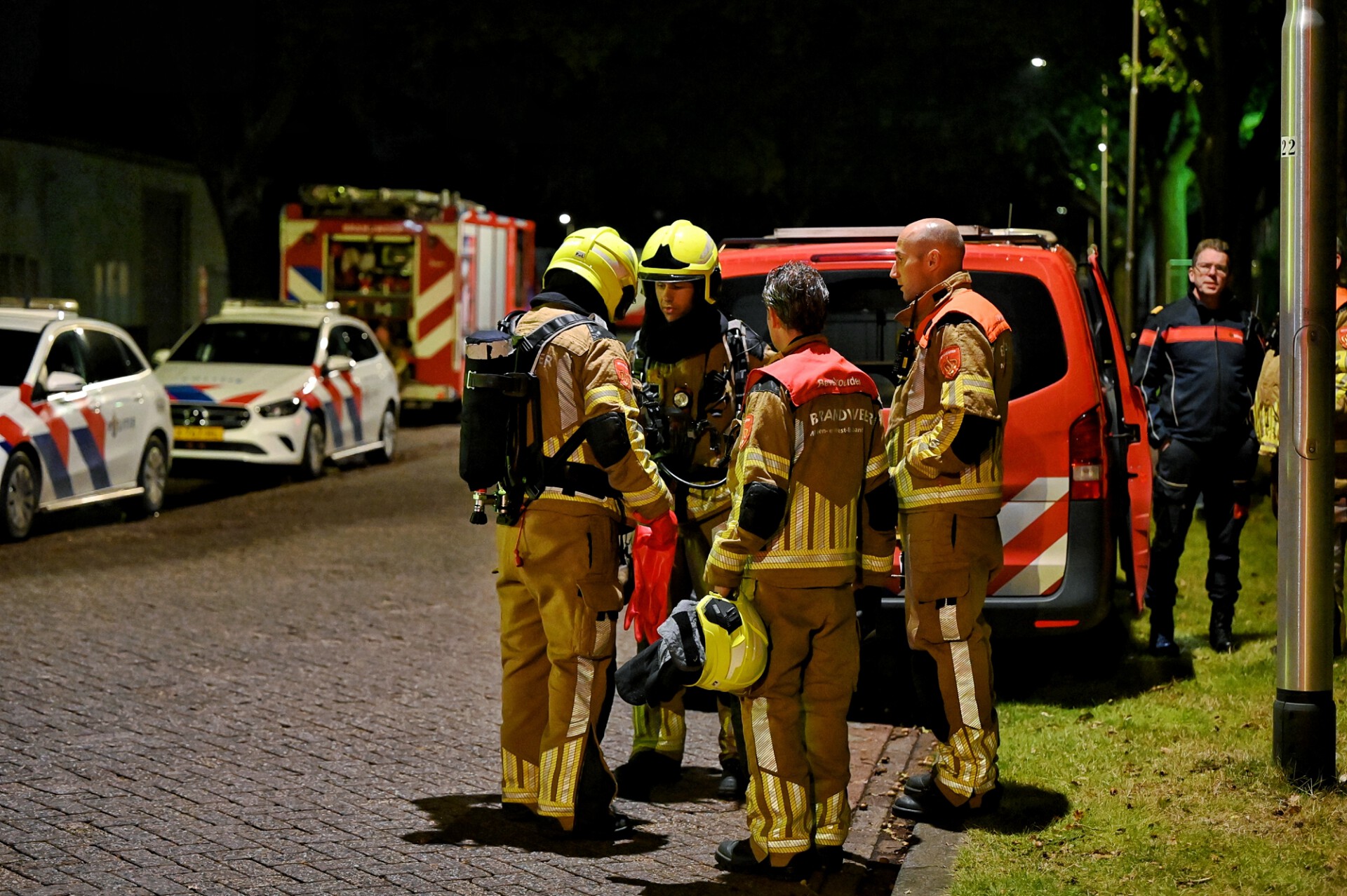 Grote hoeveelheid lachgas en chemicaliën aangetroffen in auto en bedrijfspand