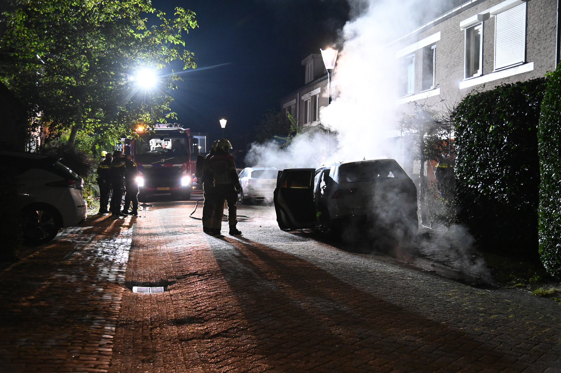 Auto vliegt in brand voor woning, brandweer heeft vuur snel onder controle