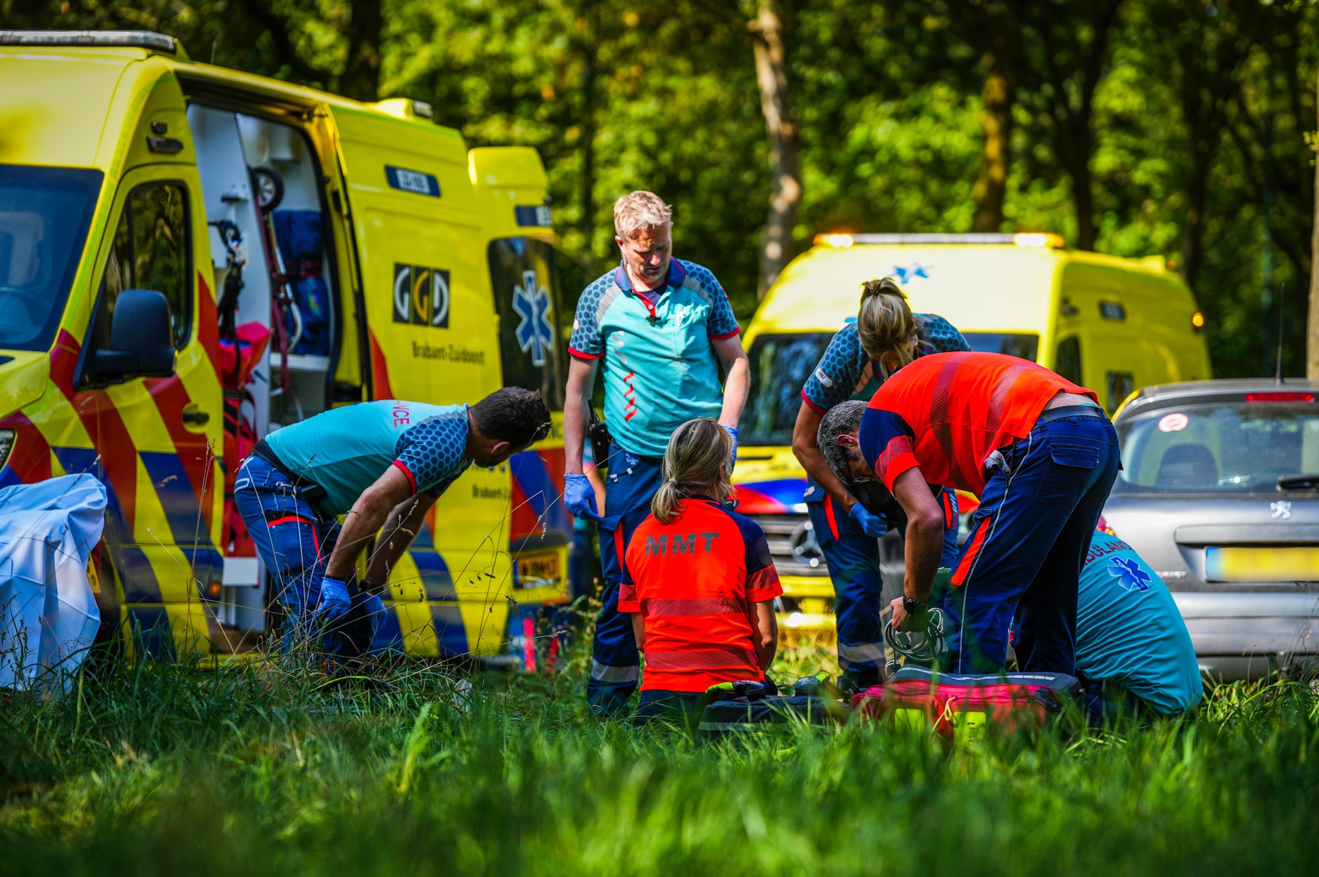 Auto botst op boom, traumaheli geland
