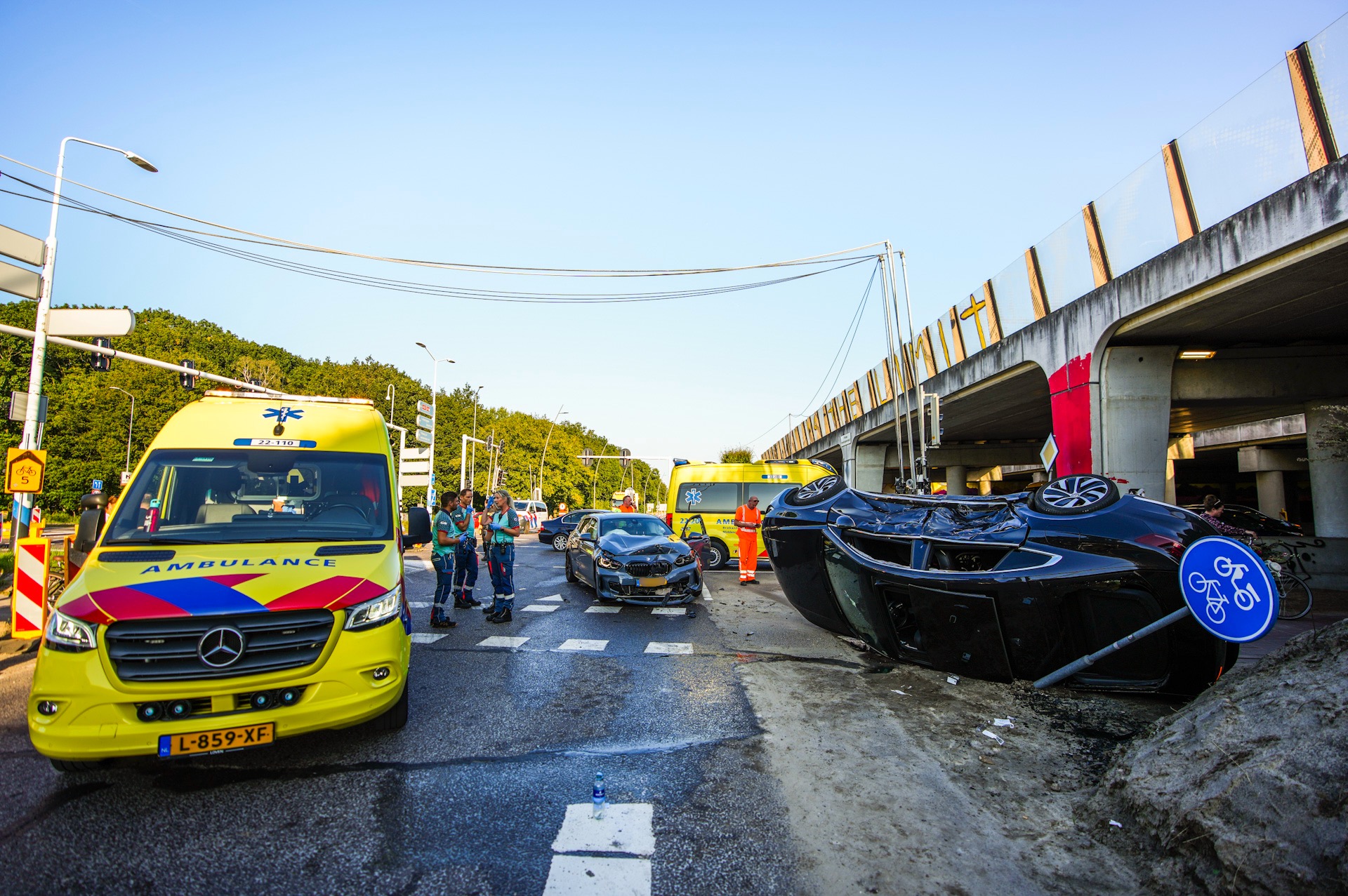 Auto rijdt door rood en raakt gezinswagen: drie gewonden naar ziekenhuis