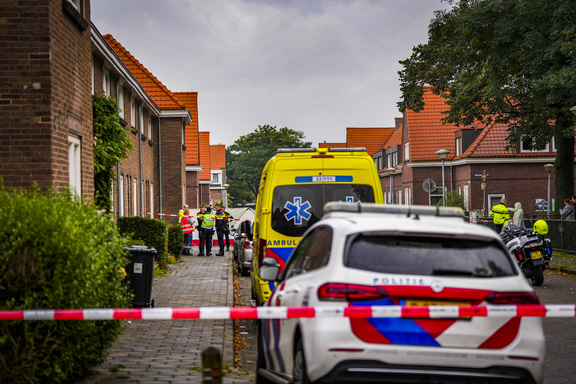 Video-update – Dode man op straat gevonden in plas bloed na brand in woning