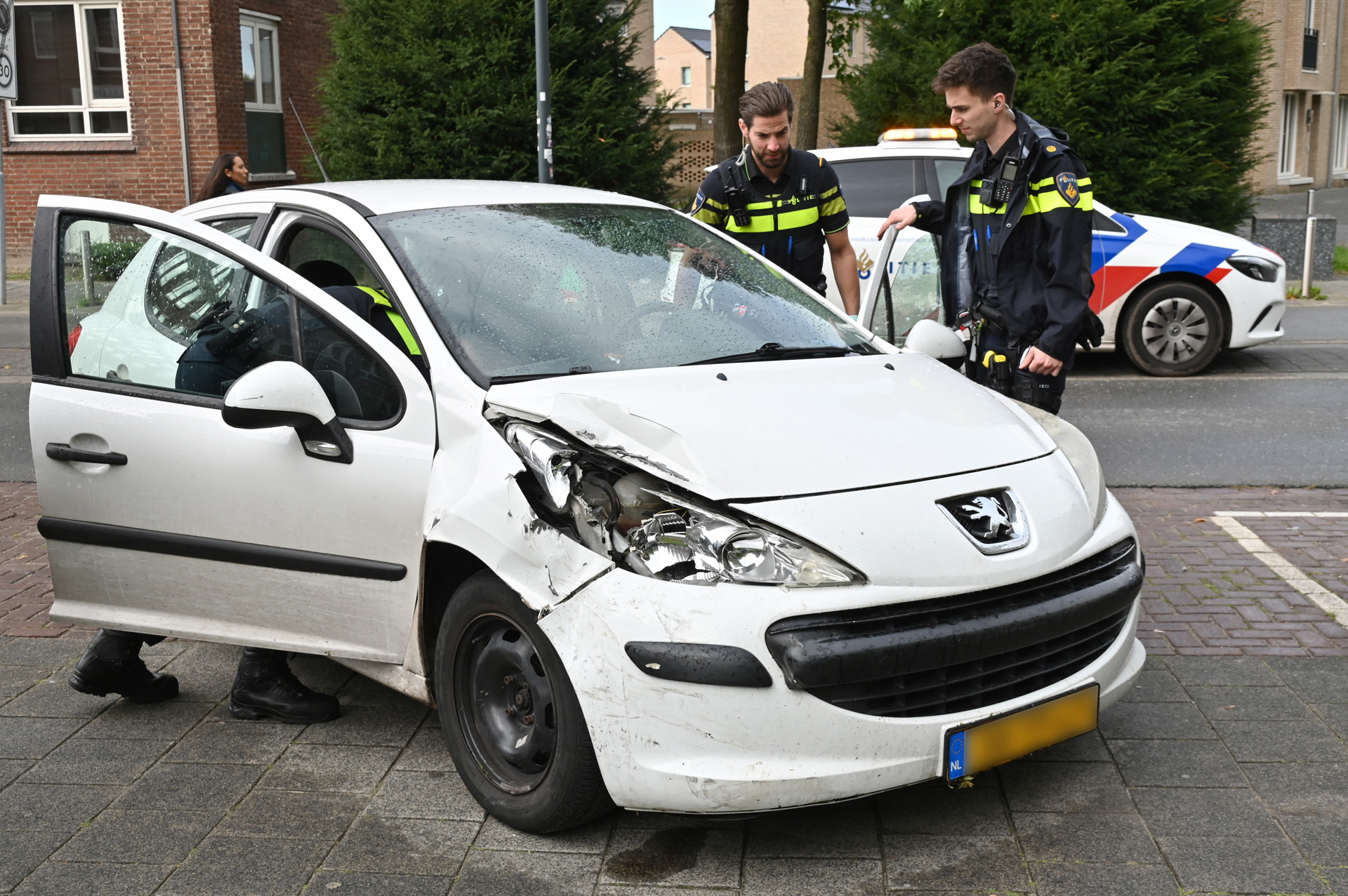 Auto klemgereden, bestuurder aangehouden
