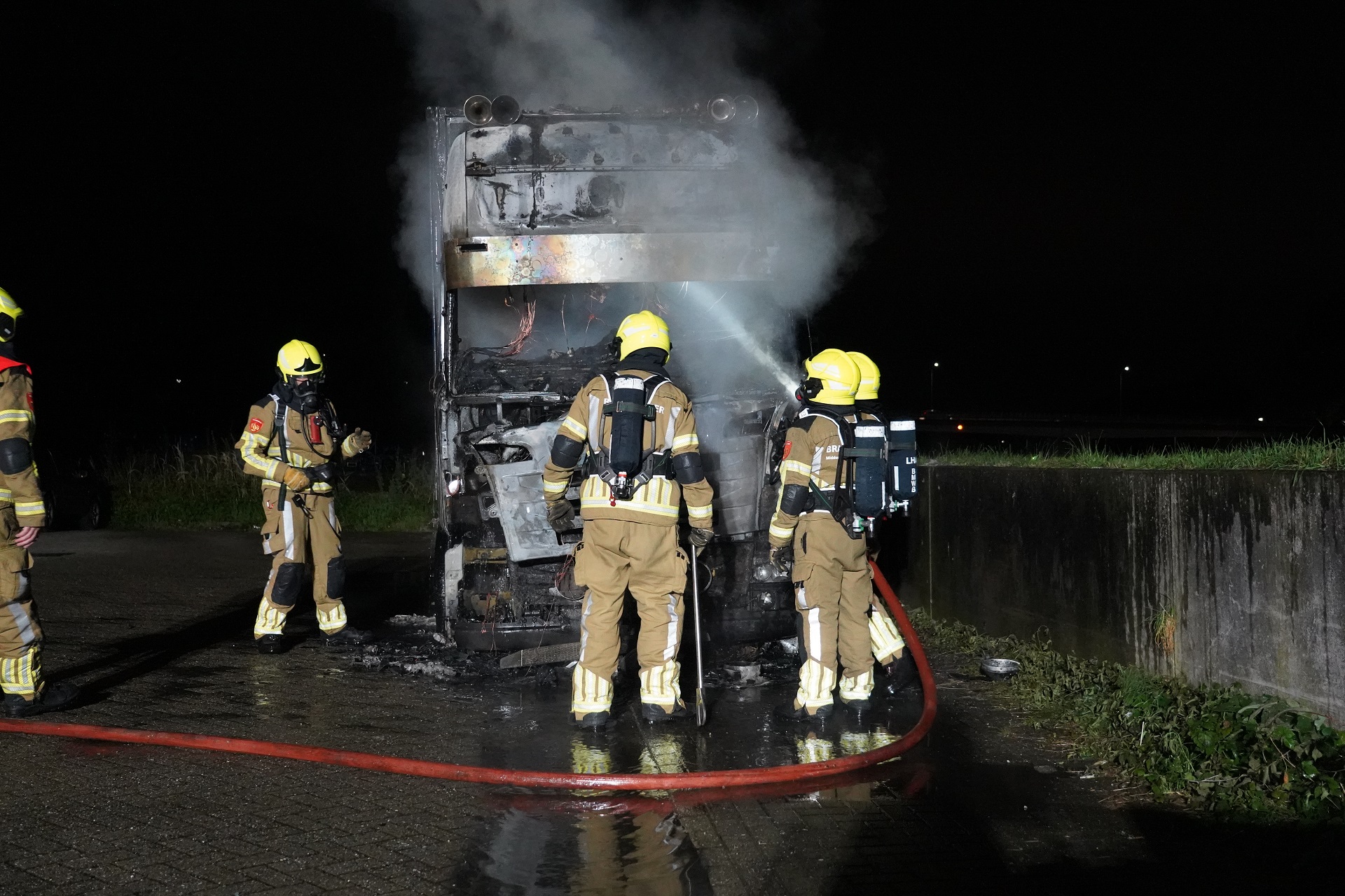 Geparkeerde vrachtwagen uitgebrand, politie onderzoekt oorzaak