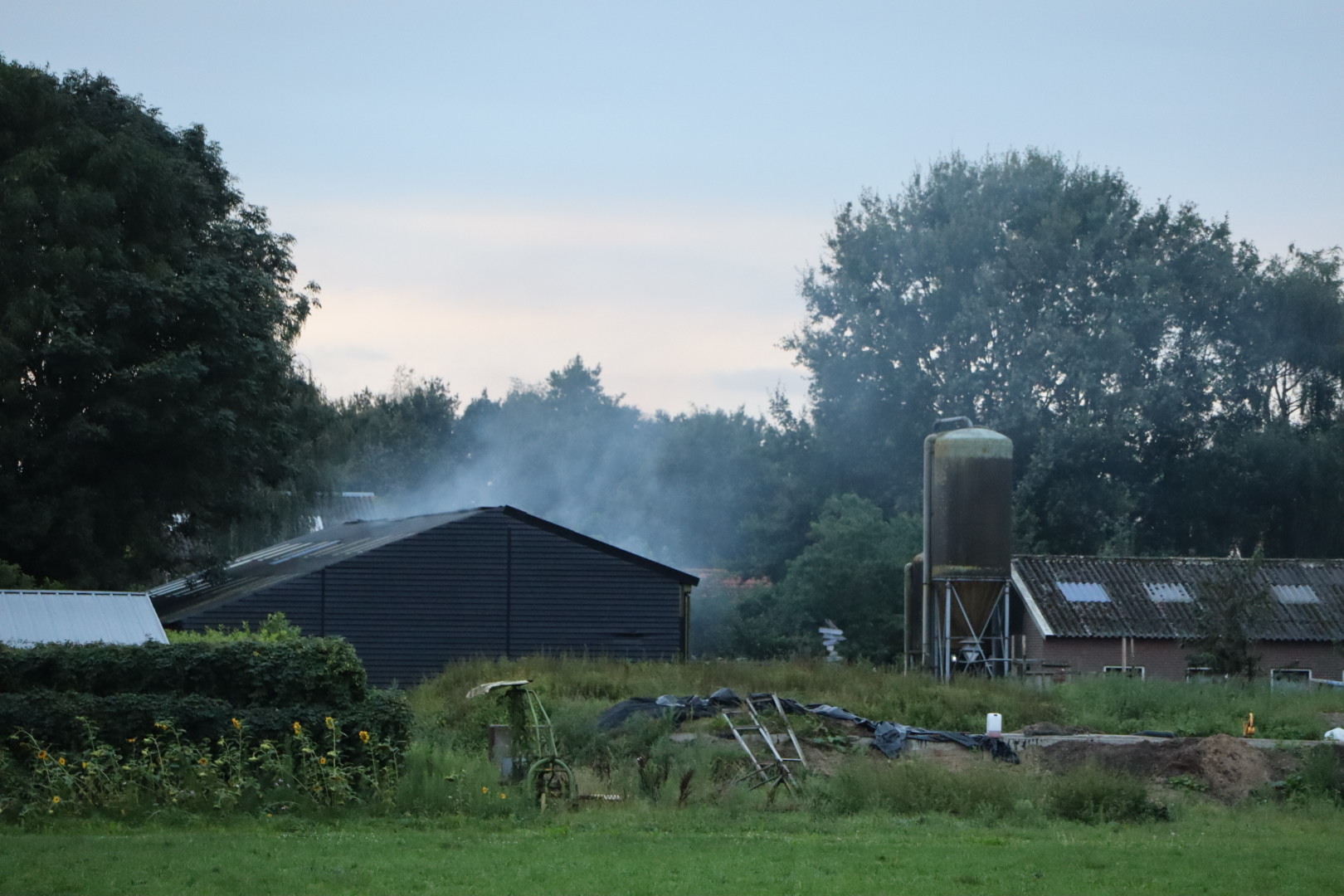 Hooibalen vliegen in brand in geitenstal