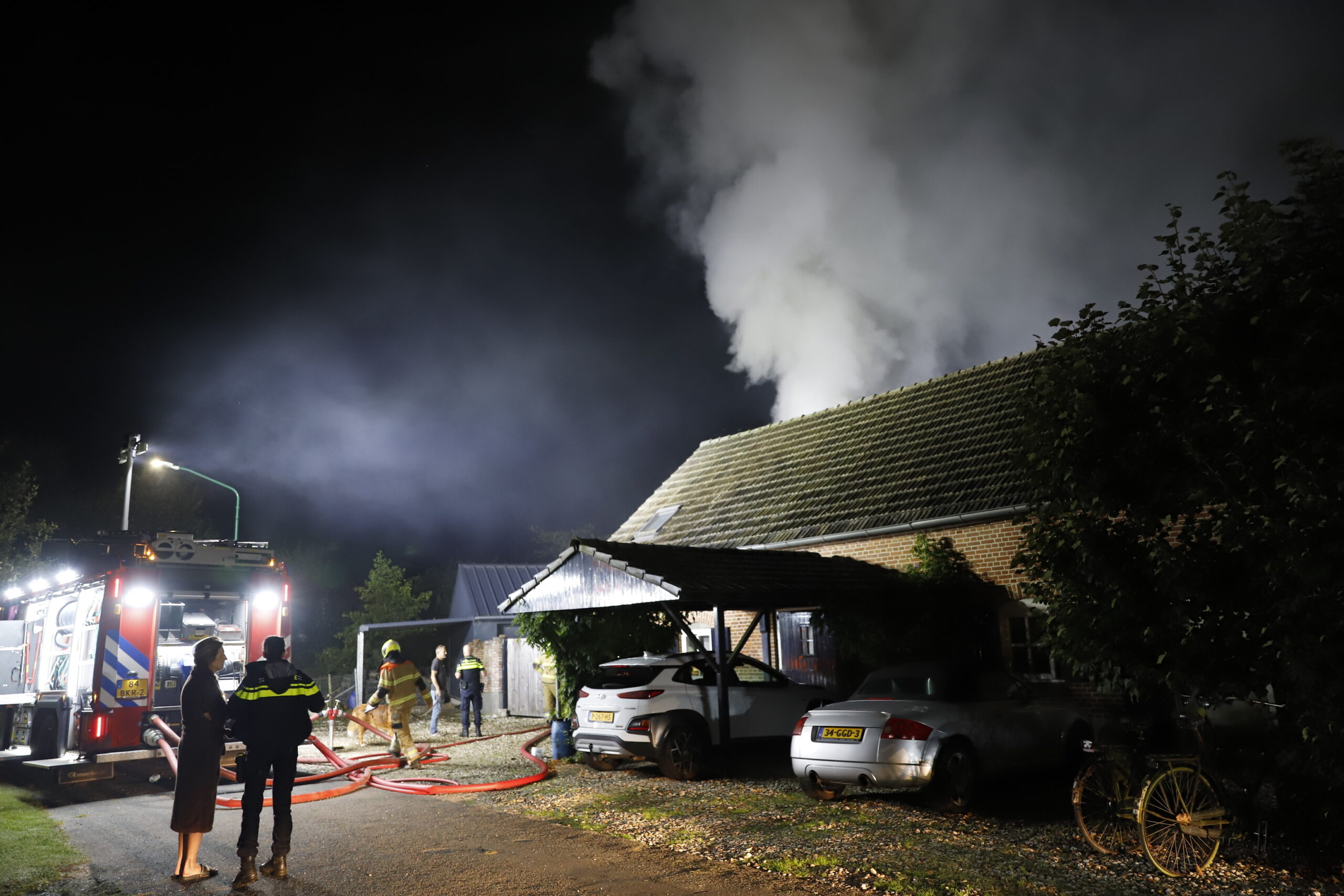 Brandweer rukt uit voor brand in loods en houtopslag