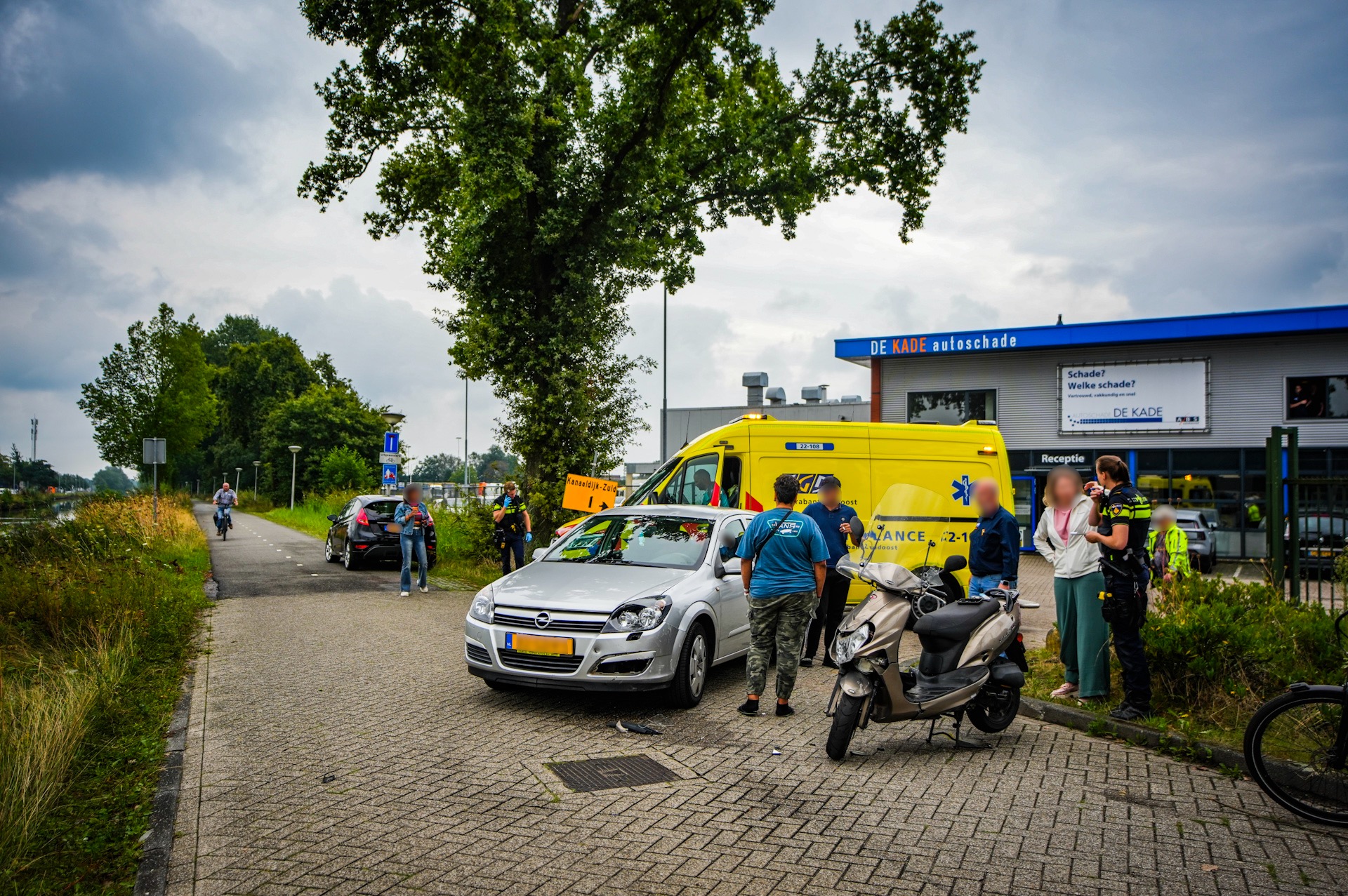 Scooterrijder ernstig gewond na botsing met auto