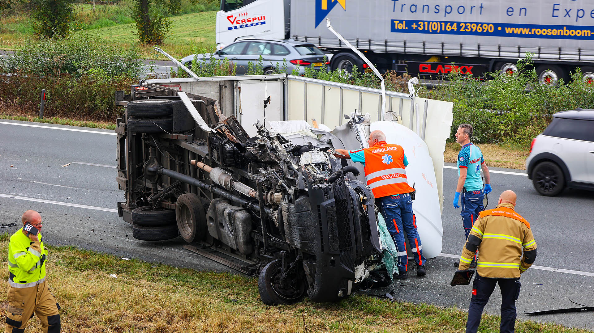 Bestelwagen klapt achterop hijskraan die op vluchtstrook staat