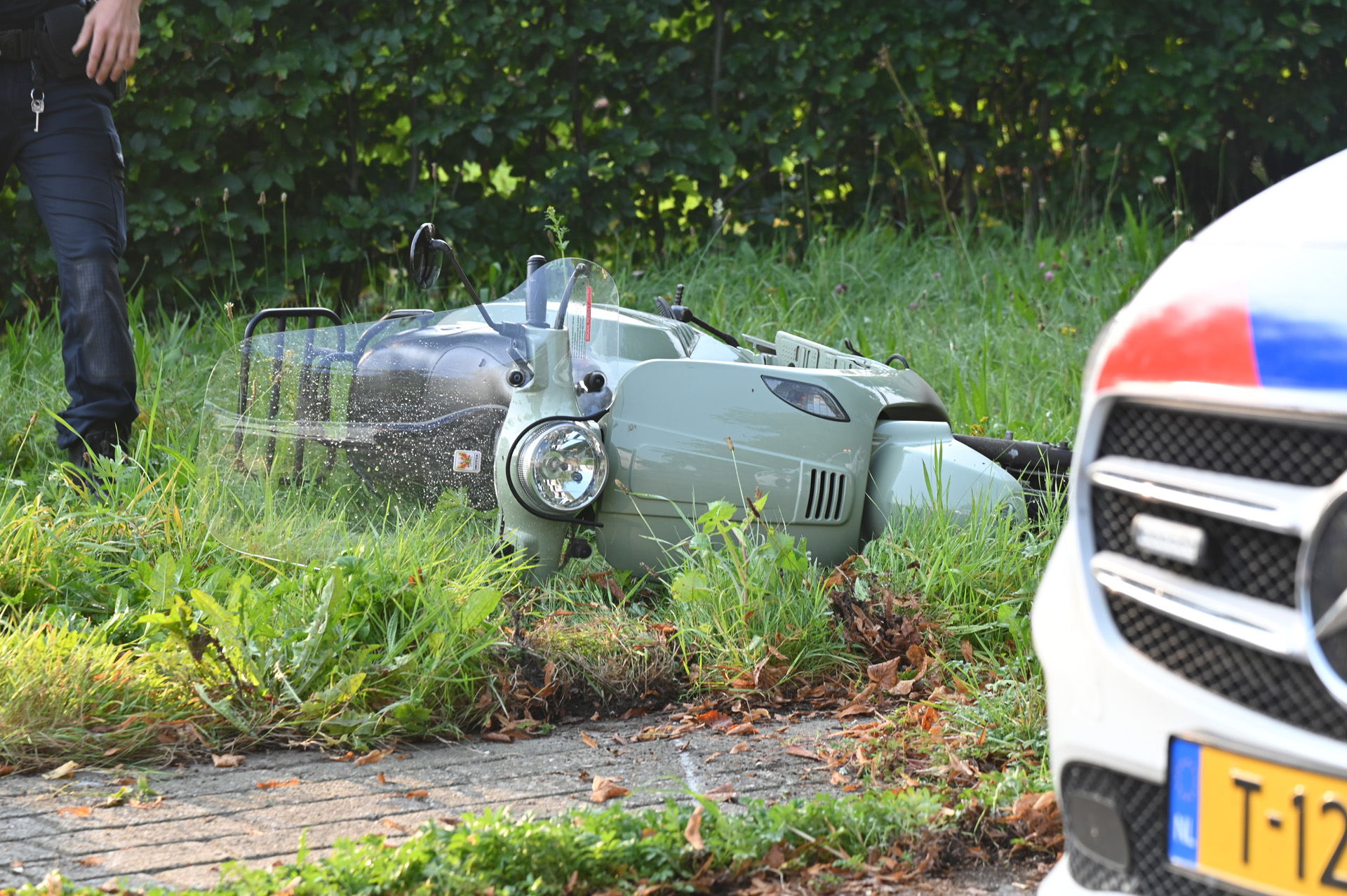 Vrouw op scooter gewond na botsing met auto