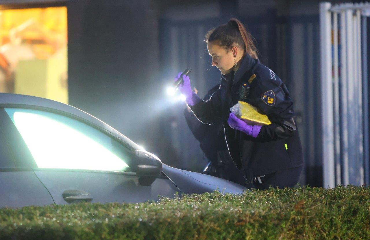 Auto zeker vijf keer beschoten op parkeerplaats bedrijf