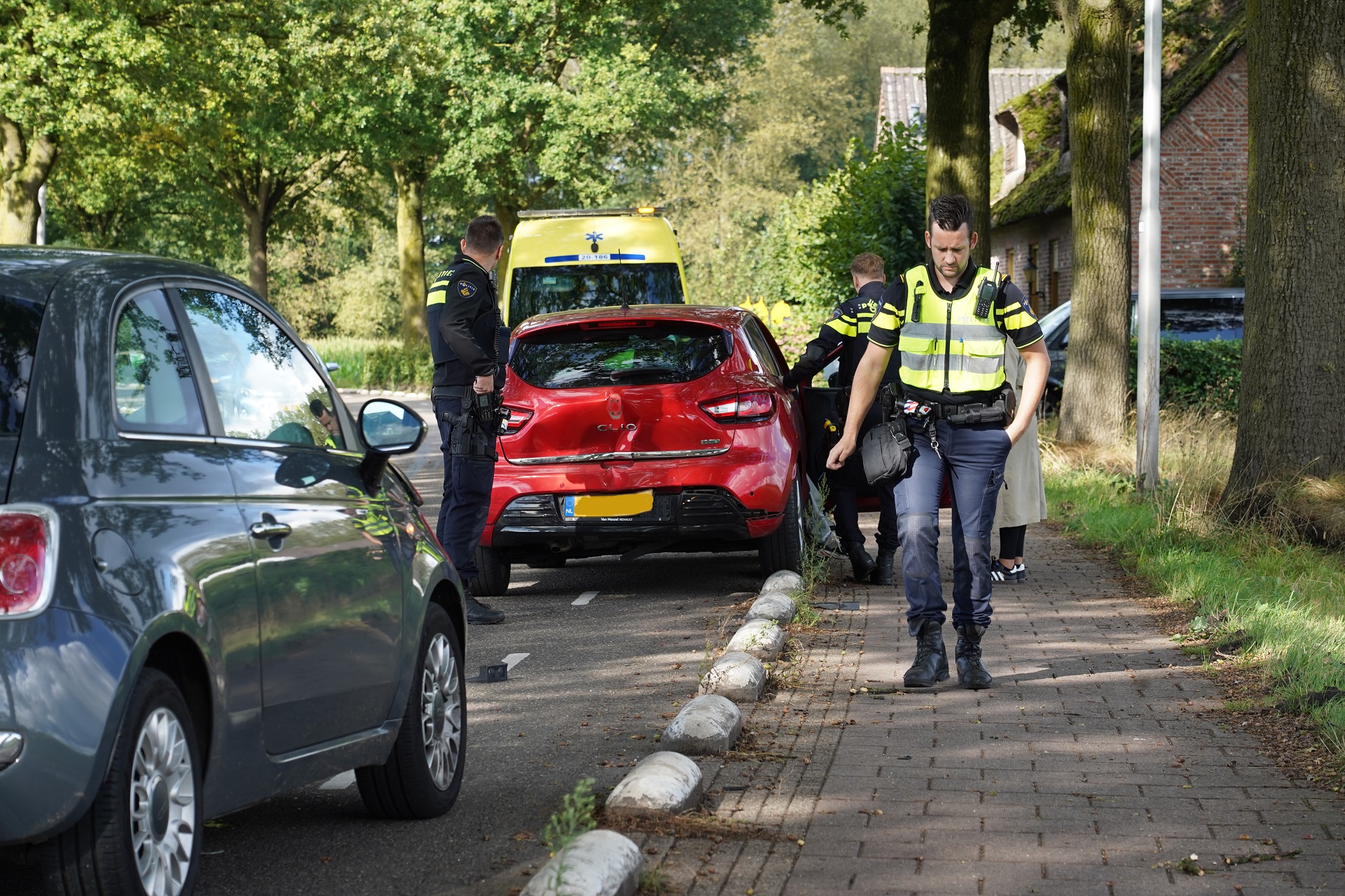 Automobiliste raakt gewond bij botsing op voorligger
