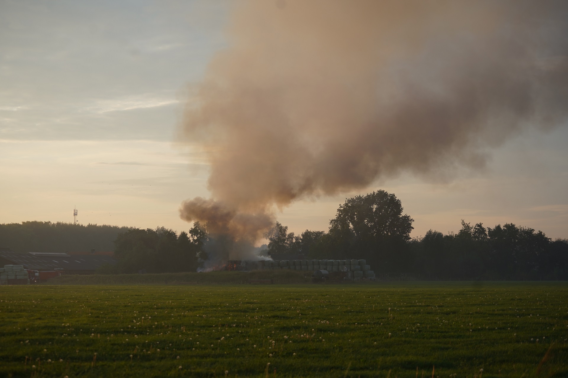 Grote stapel hooibalen in brand bij boerderij