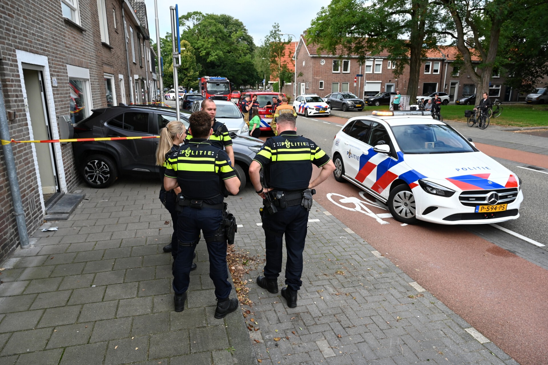 Automobiliste rijdt met splinternieuwe auto hard tegen gevel van de buren