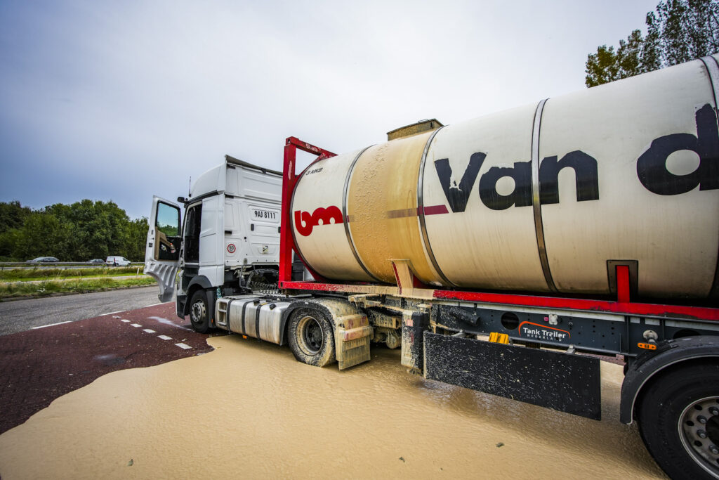 Tankwagen Tankwagen met biergist loopt over, druk veel te hoog door gisting ...