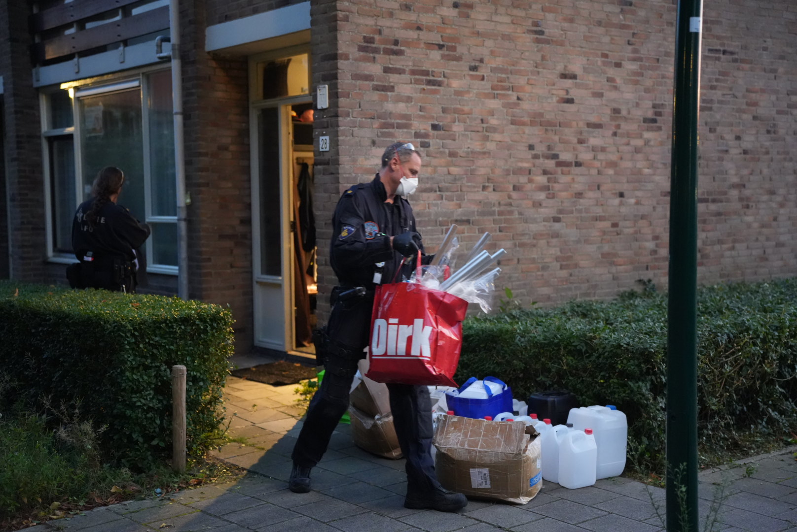 Foto-update: Cocaïne en versnijdingsmiddelen gevonden in woonhuis, 34-jarige man aangehouden