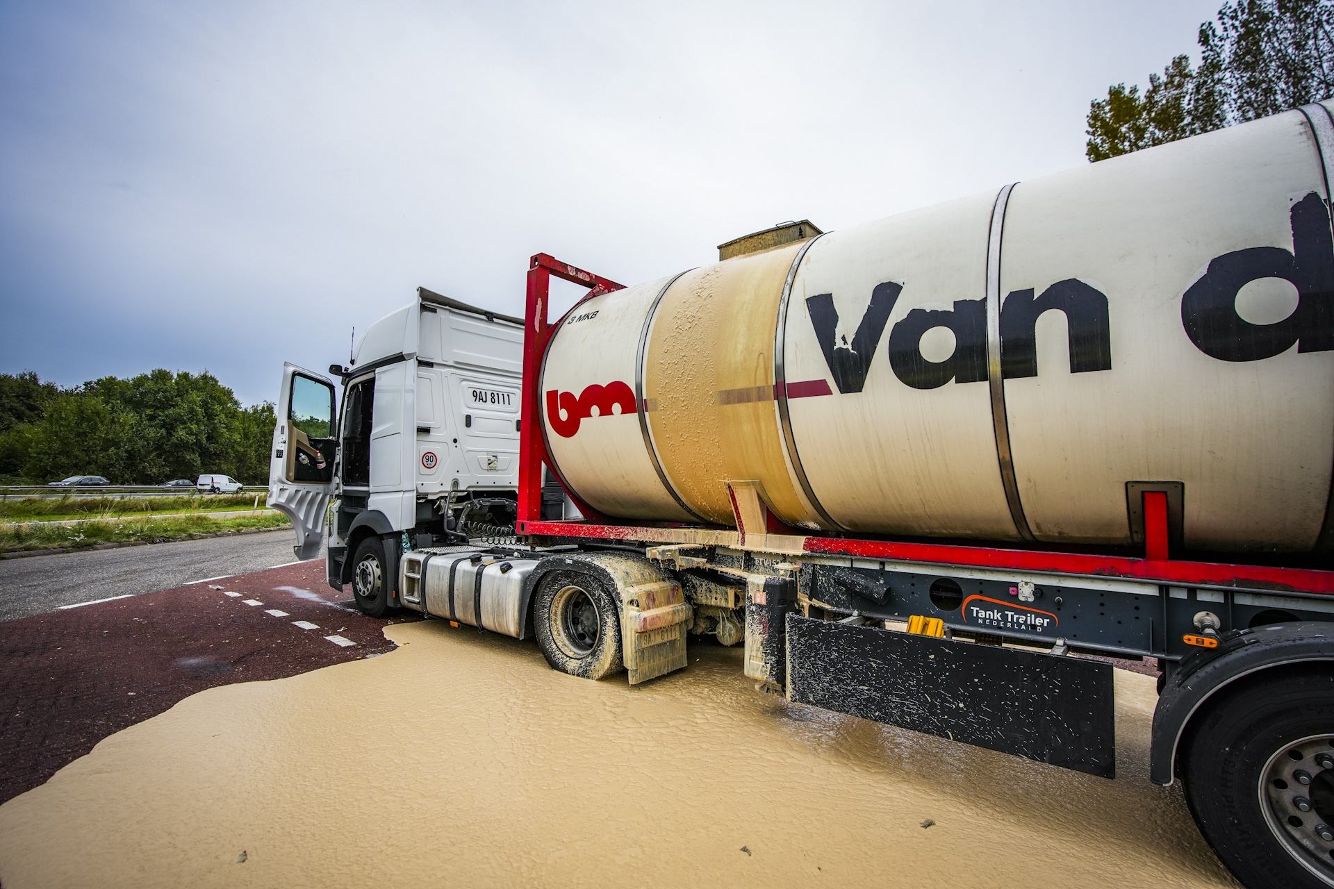 Tankwagen met biergist loopt over, druk veel te hoog door gisting