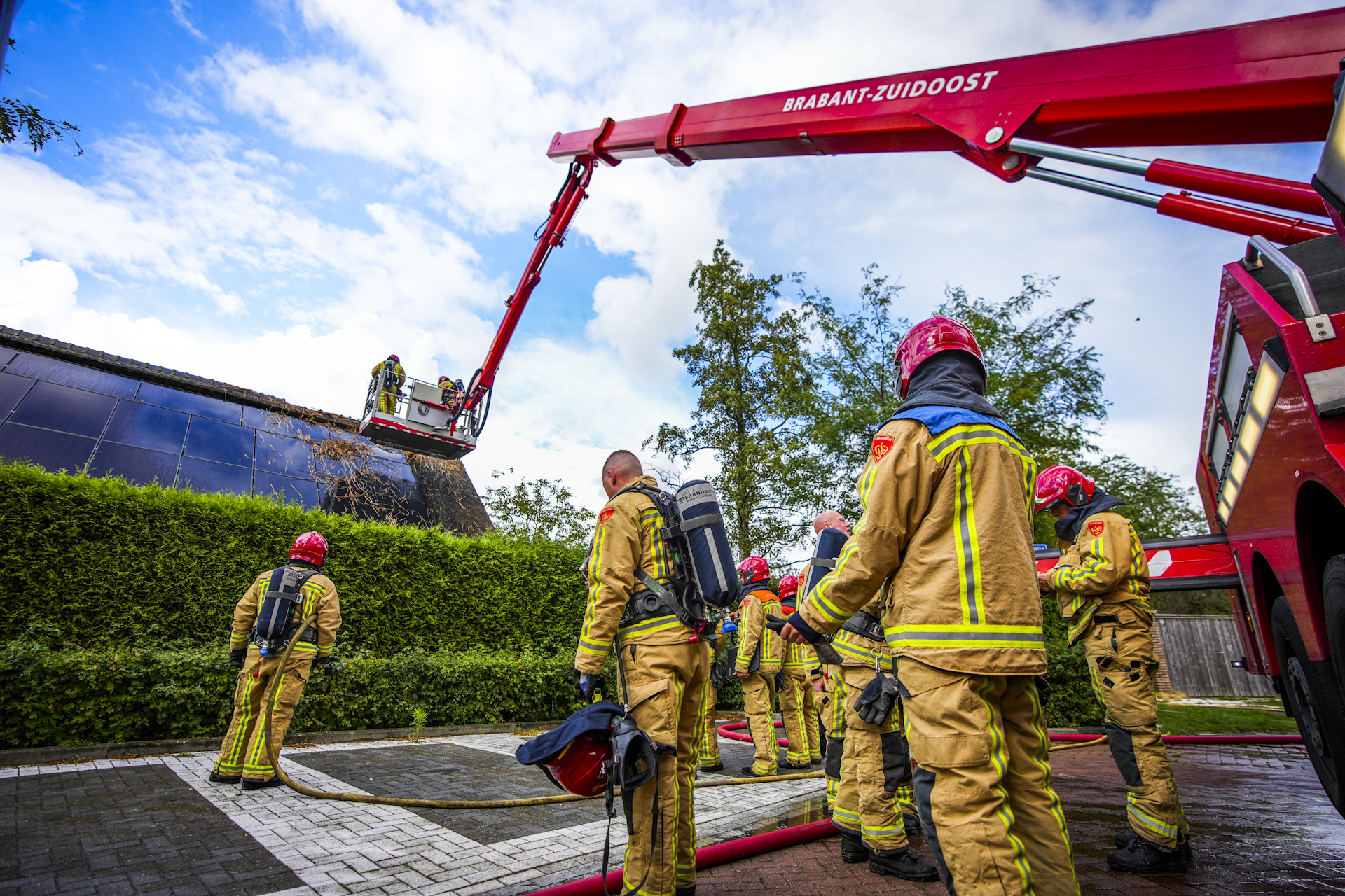 Brandweer uitgerukt voor brand in rieten dak met zonnepanelen