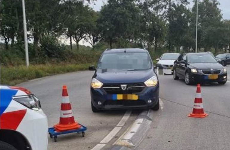 Automobilist rijdt tegen verkeersregelaar die waarschuwde voor kapotte auto