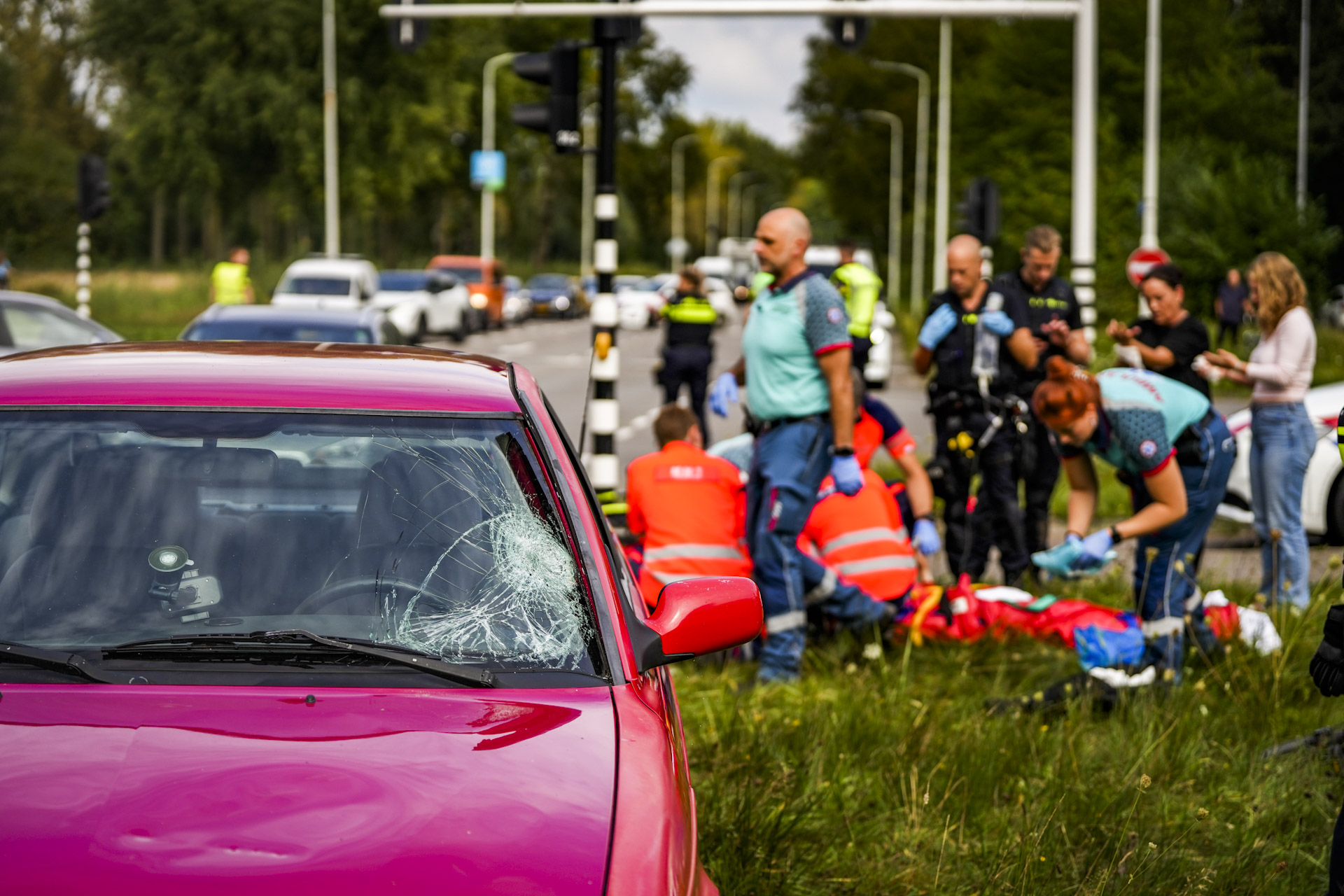 Jongen (14) geschept door auto, traumaheli brengt slachtoffer naar ziekenhuis