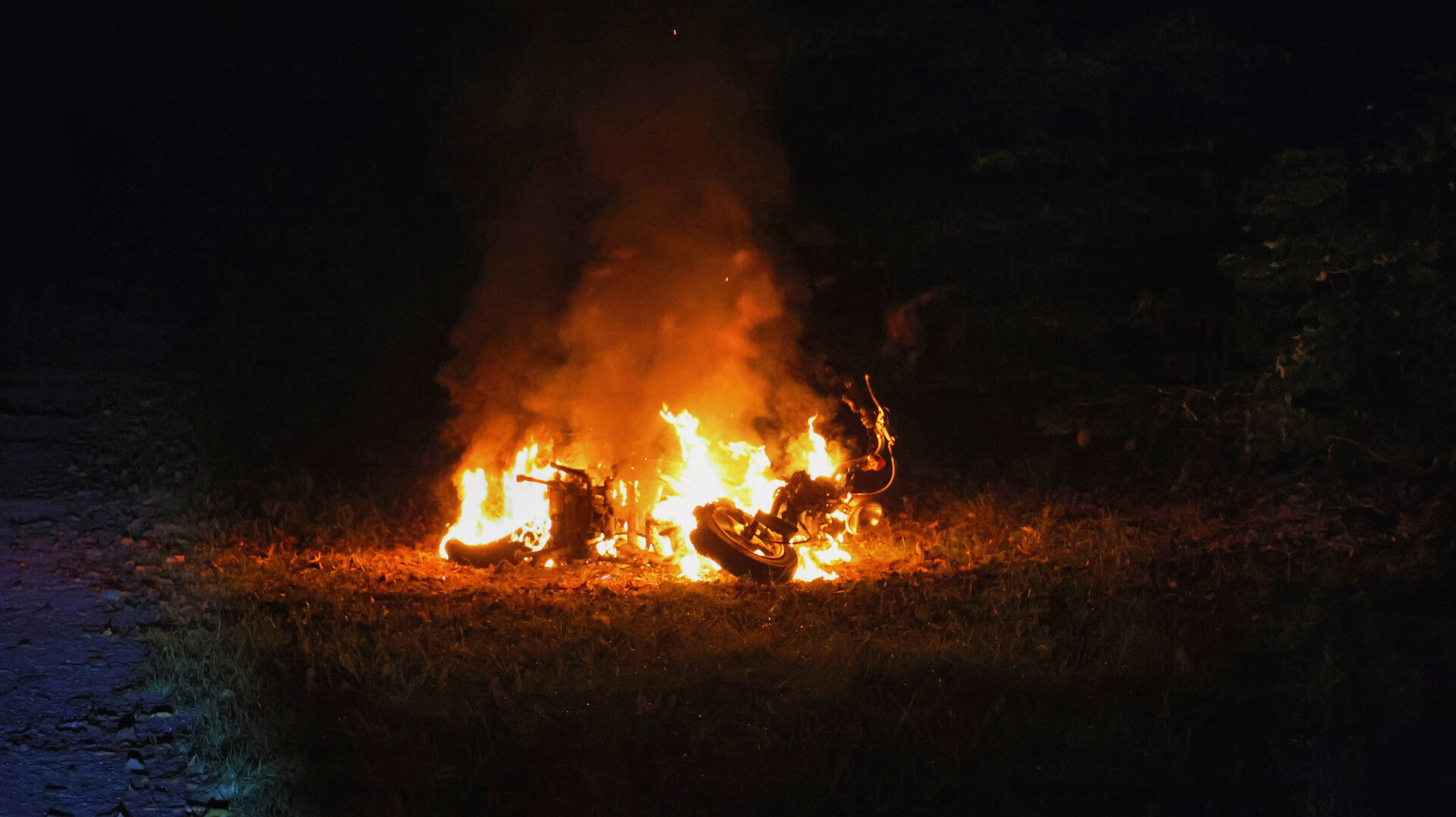 Scooter in park door brand verwoest