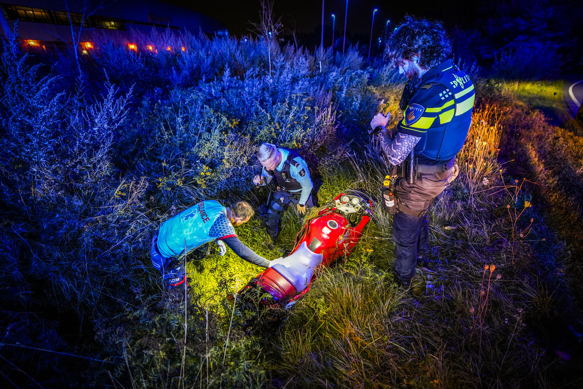 Motorrijder belandt in sloot, traumahelikopter ingezet