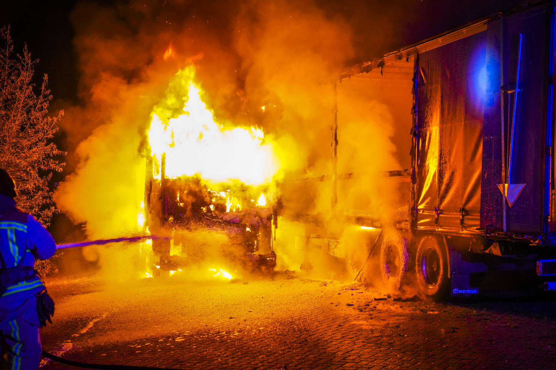 EINDHOVEN - Een vrachtwagen die geparkeerd stond op de Kanaaldijk-Zuid in…